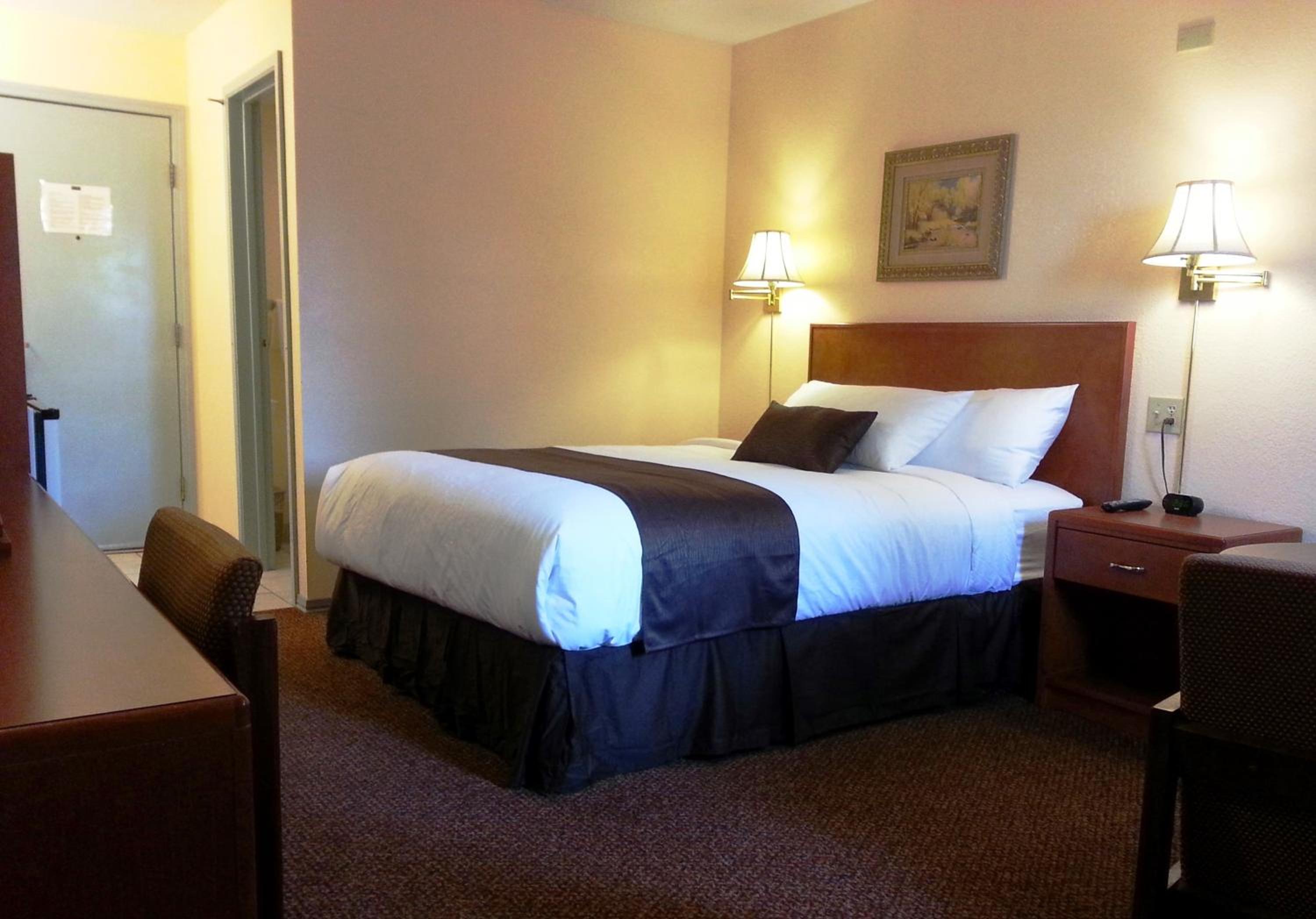 One Queen Bed Room photo 2