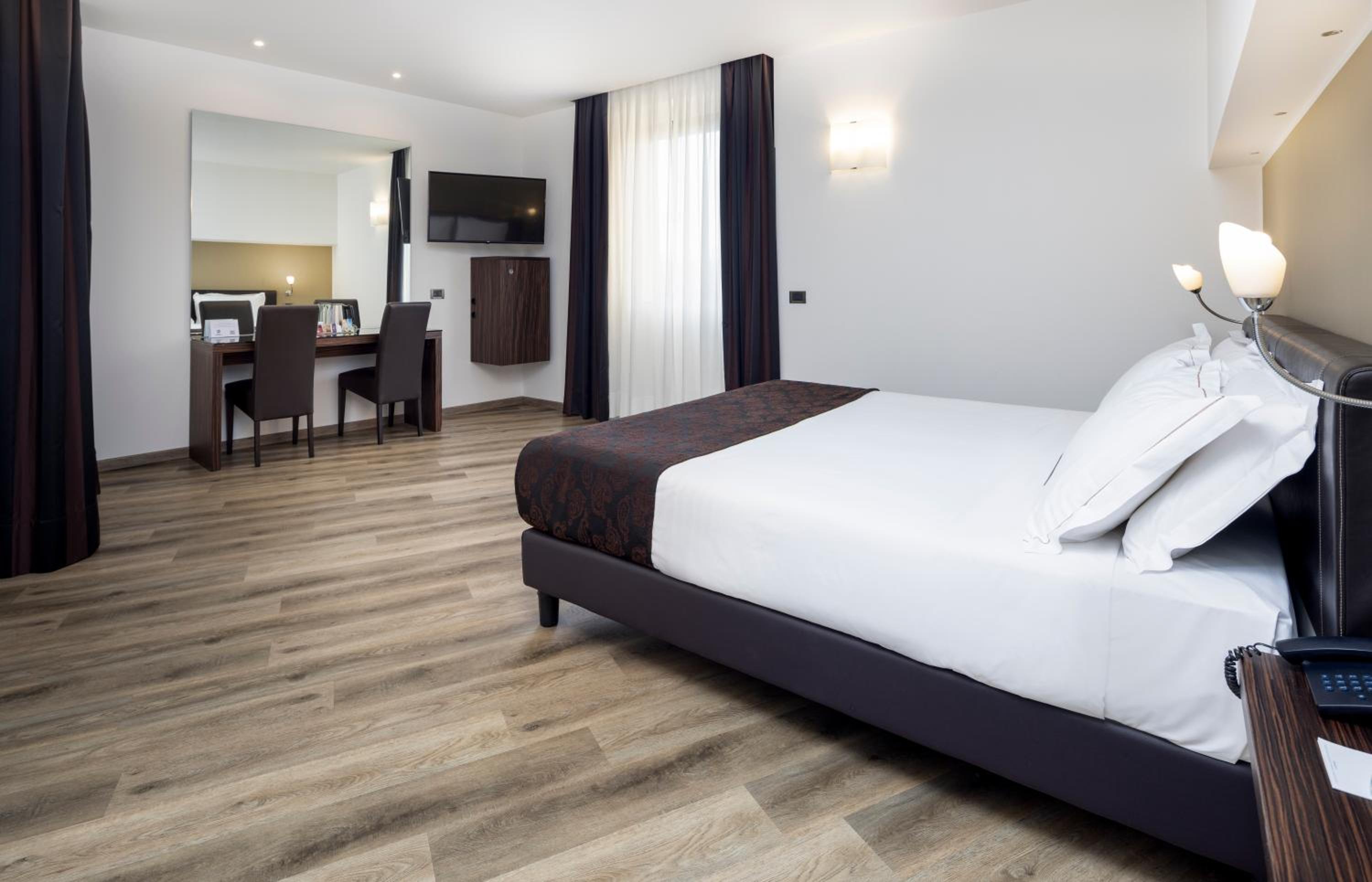 Superior King Room - Non-Smoking - Photo 9