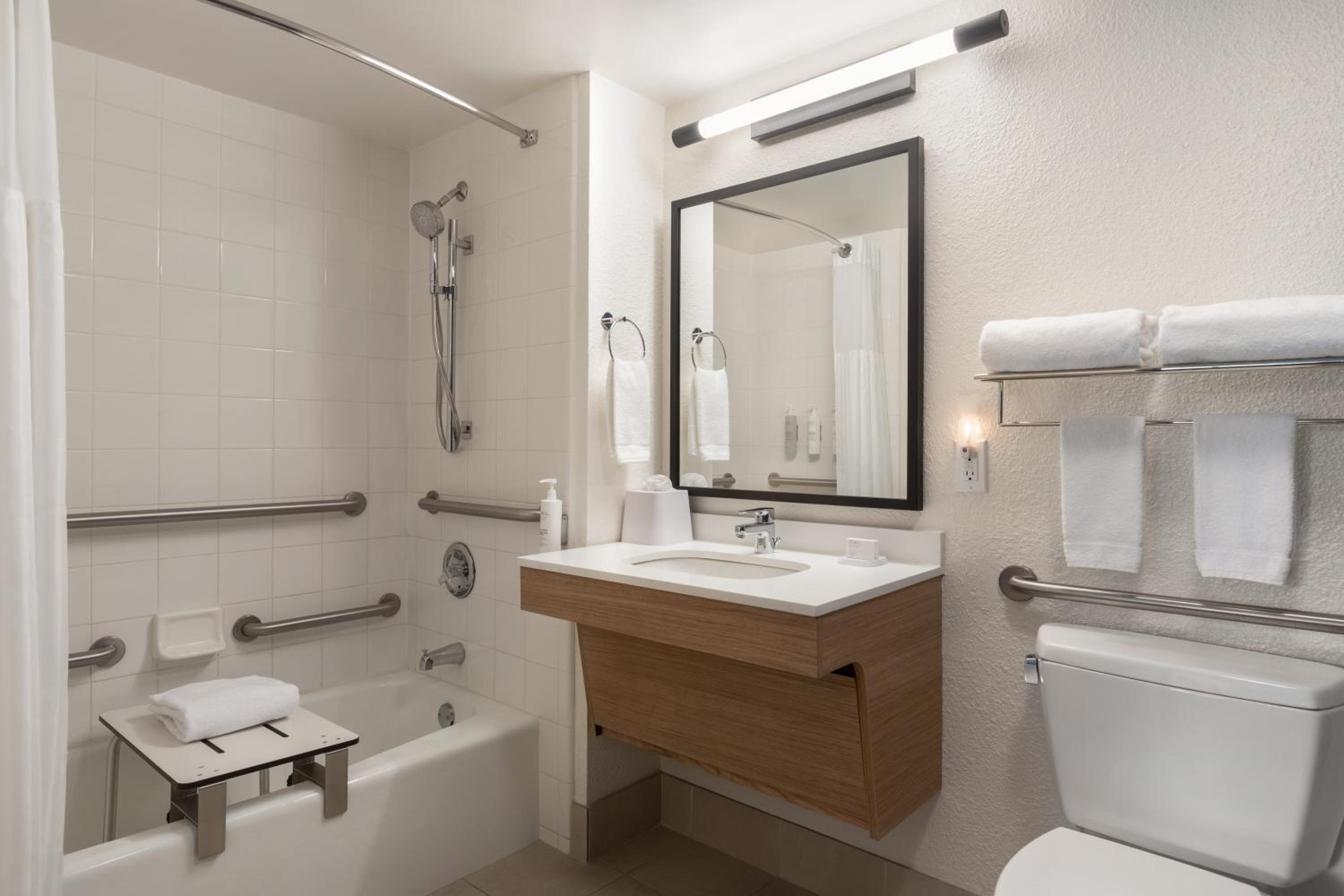 King Room with Bath Tub - Mobility and Hearing Access - Photo 4
