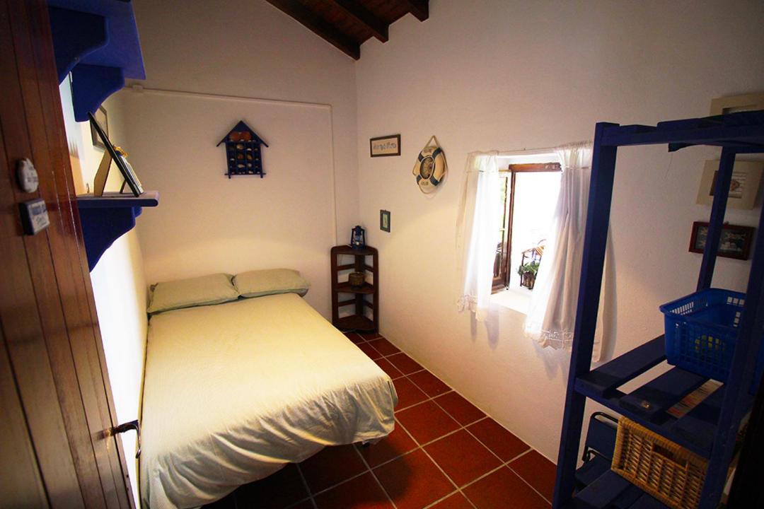 Five-Bedroom House photo 3
