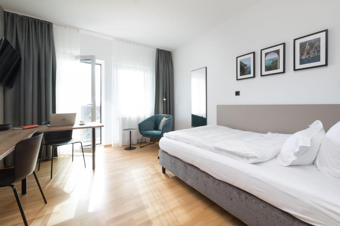 Apartment - Queen bed and balcony