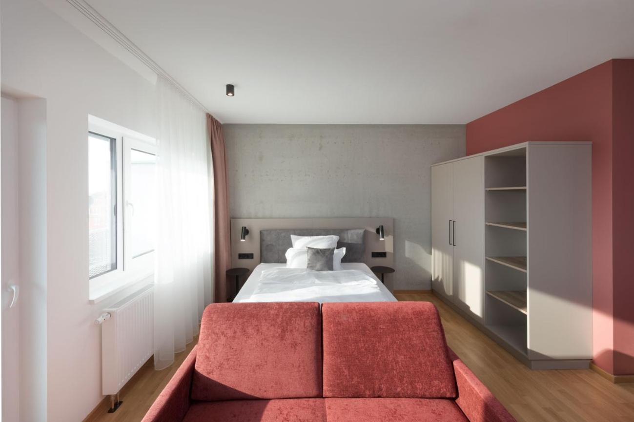 Apartment L - King bed and balcony