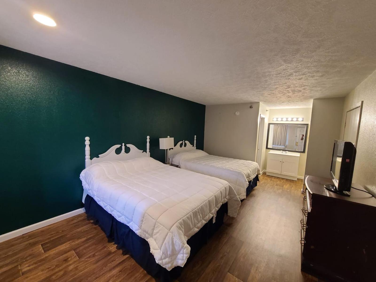 Queen Room with Two Queen Beds photo 2