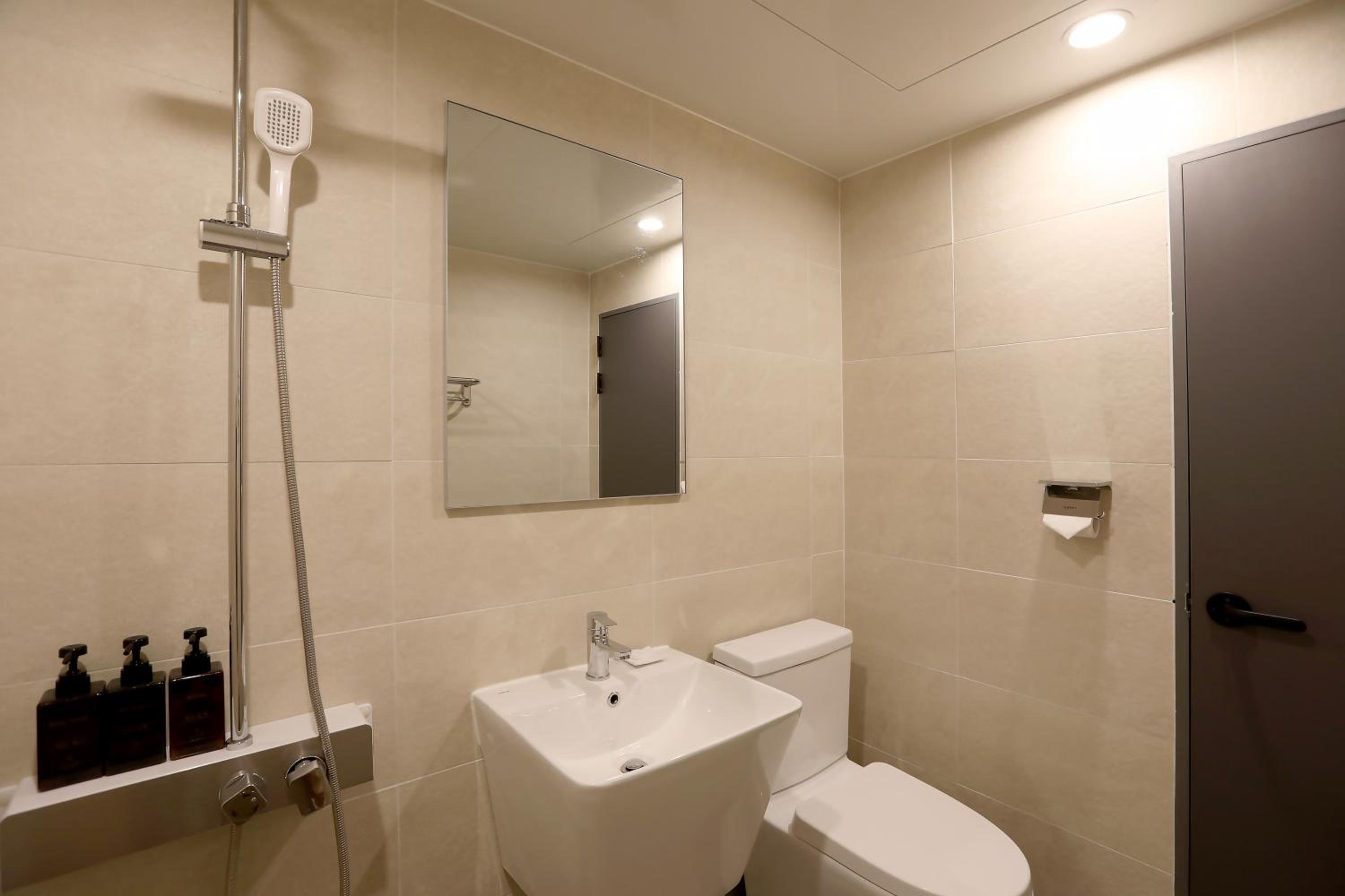 Standard Twin Room - Photo 3