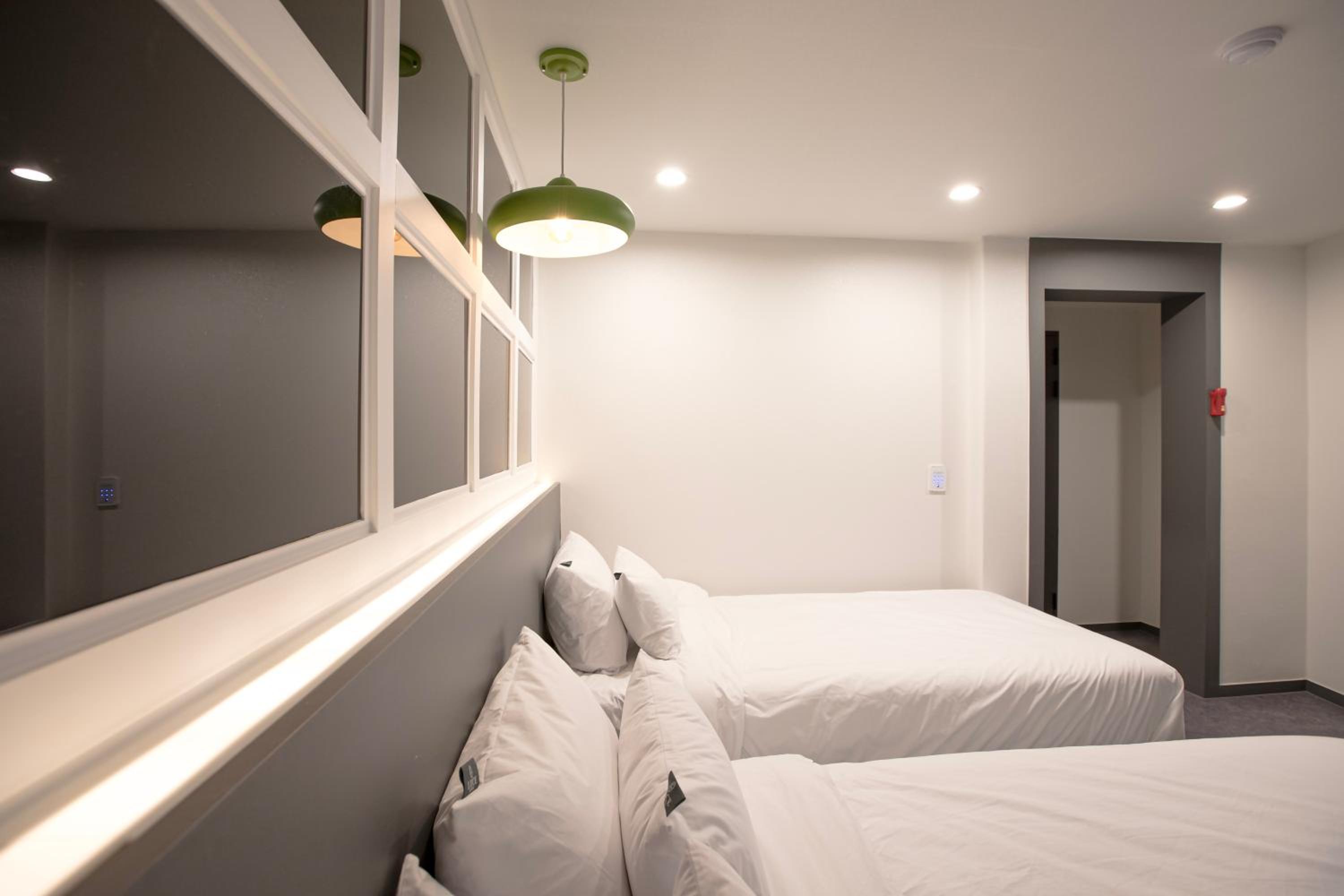 Standard Twin Room - Photo 4