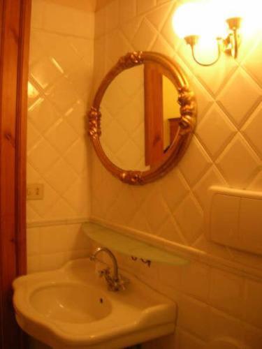 Single Room with Private Bathroom photo 2