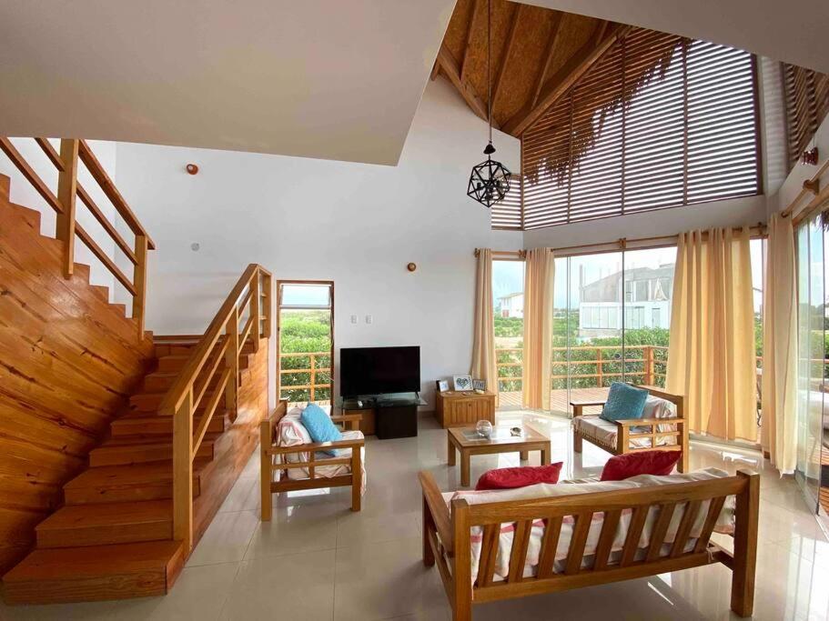Five-Bedroom House photo 1