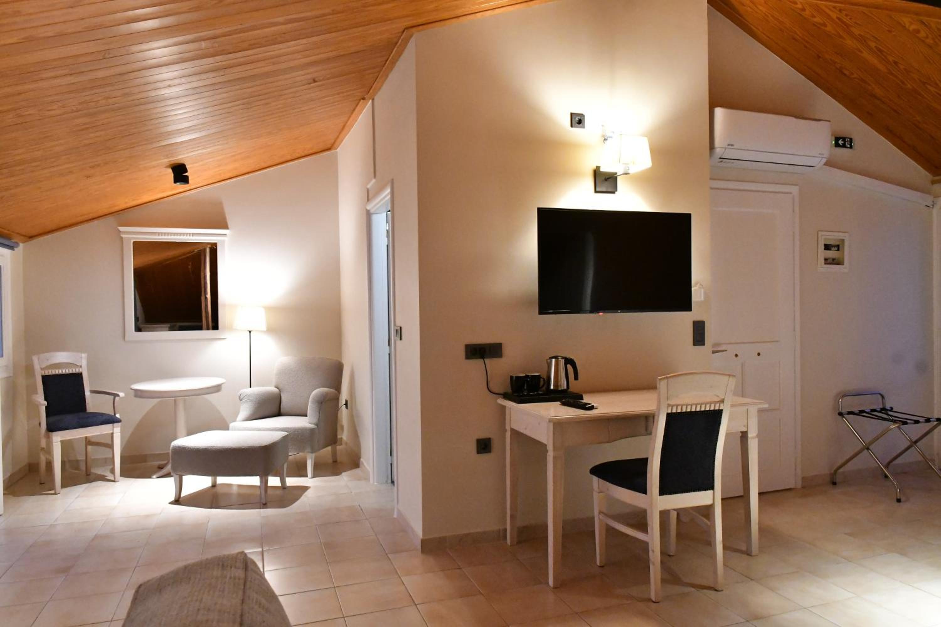 Deluxe Suite with Sea View