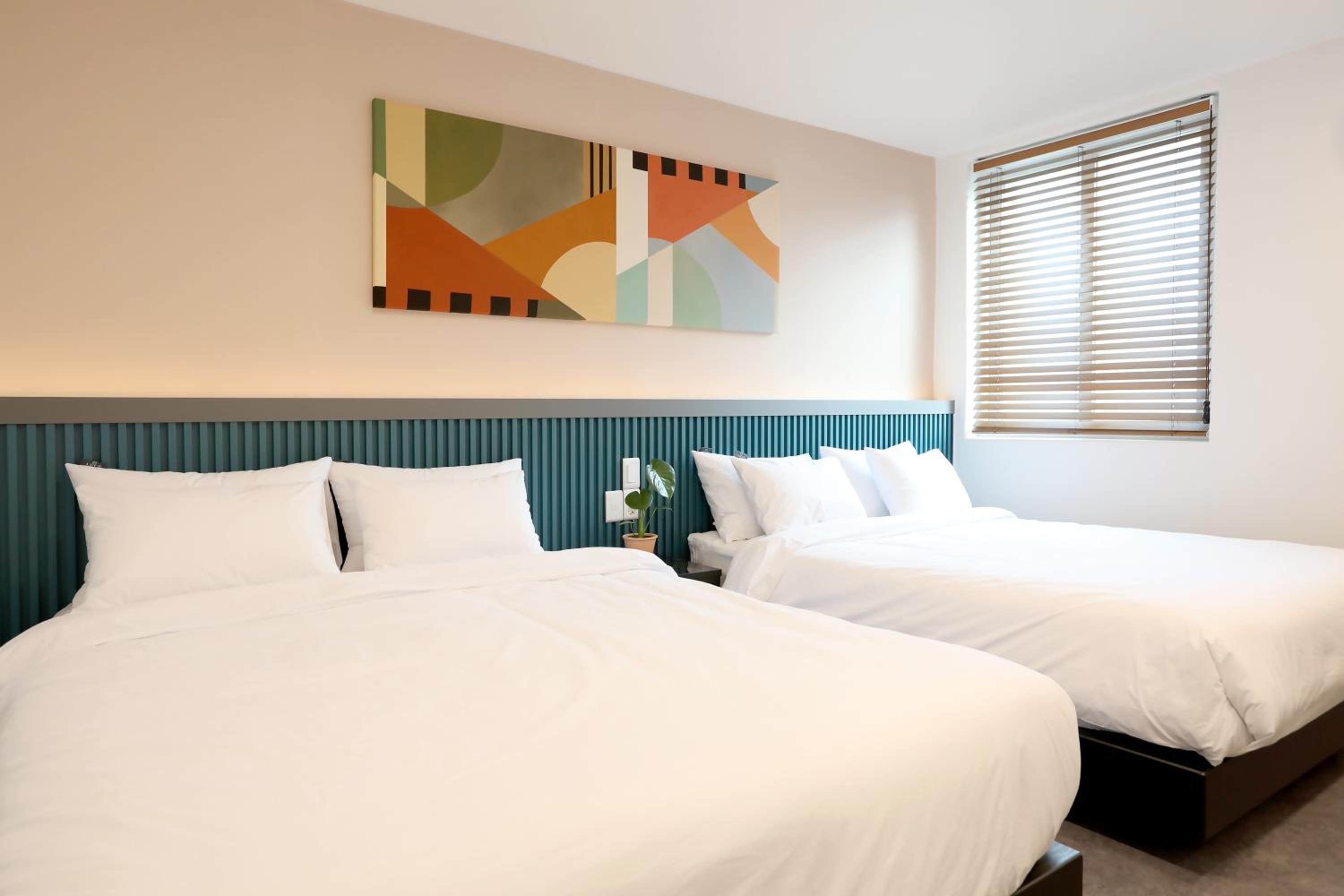 Queen Suite - Photo 1