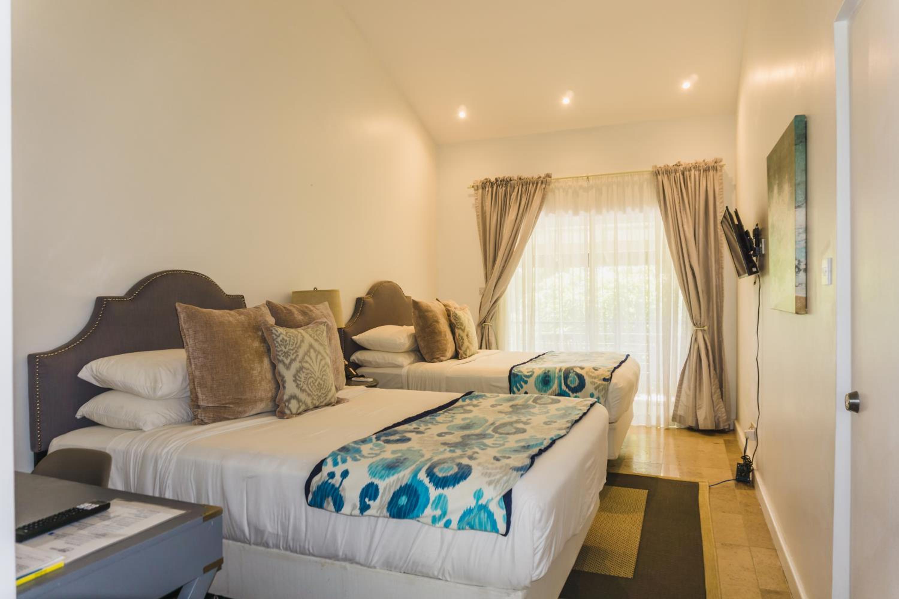 Queen Room with Pool View photo 3