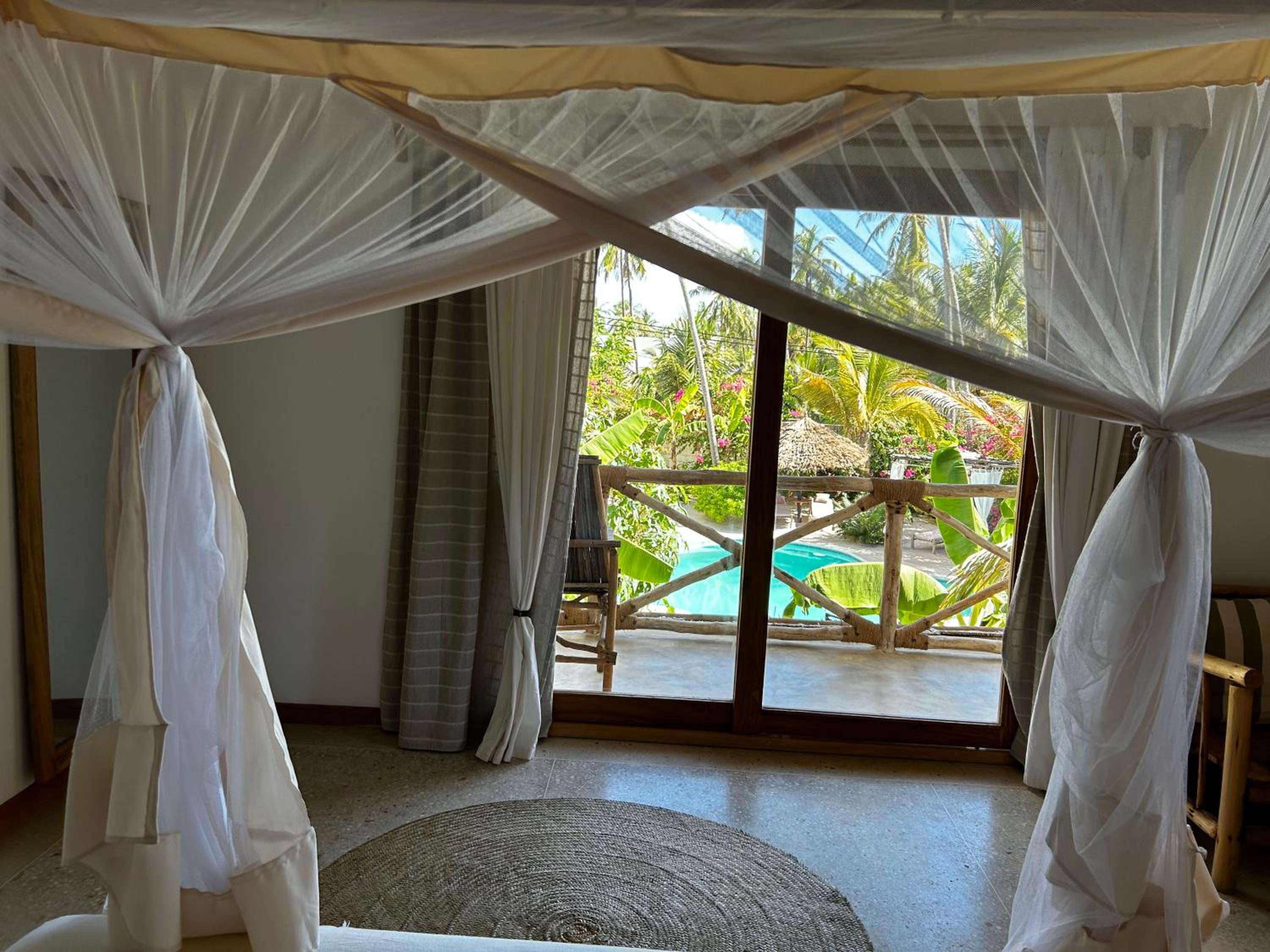 Deluxe King Room - Photo 7