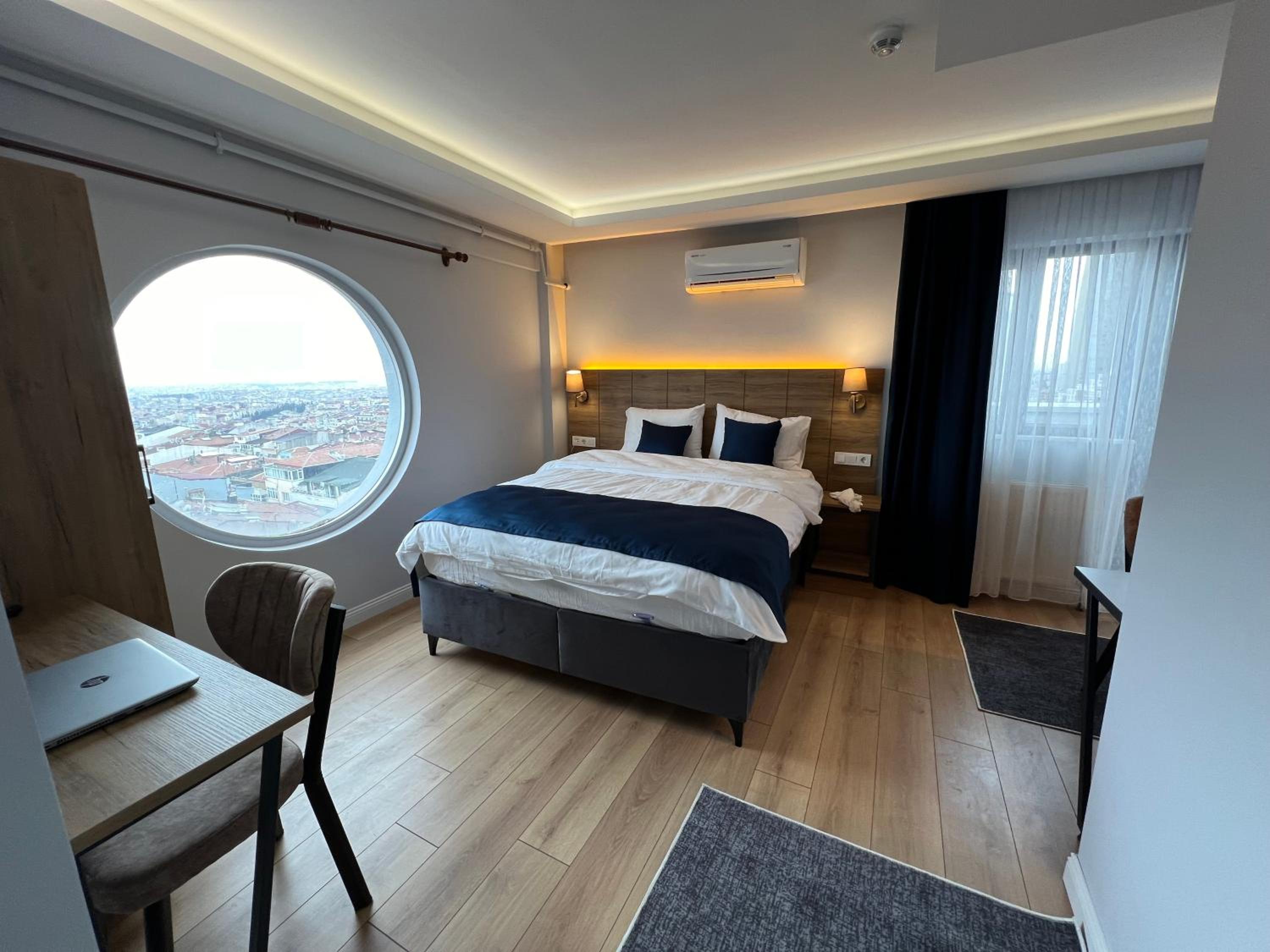 Deluxe King Room photo 1