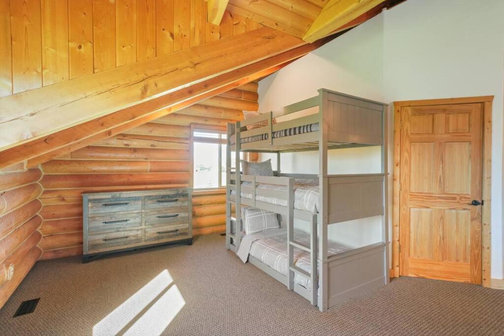 Six-Bedroom House photo 1