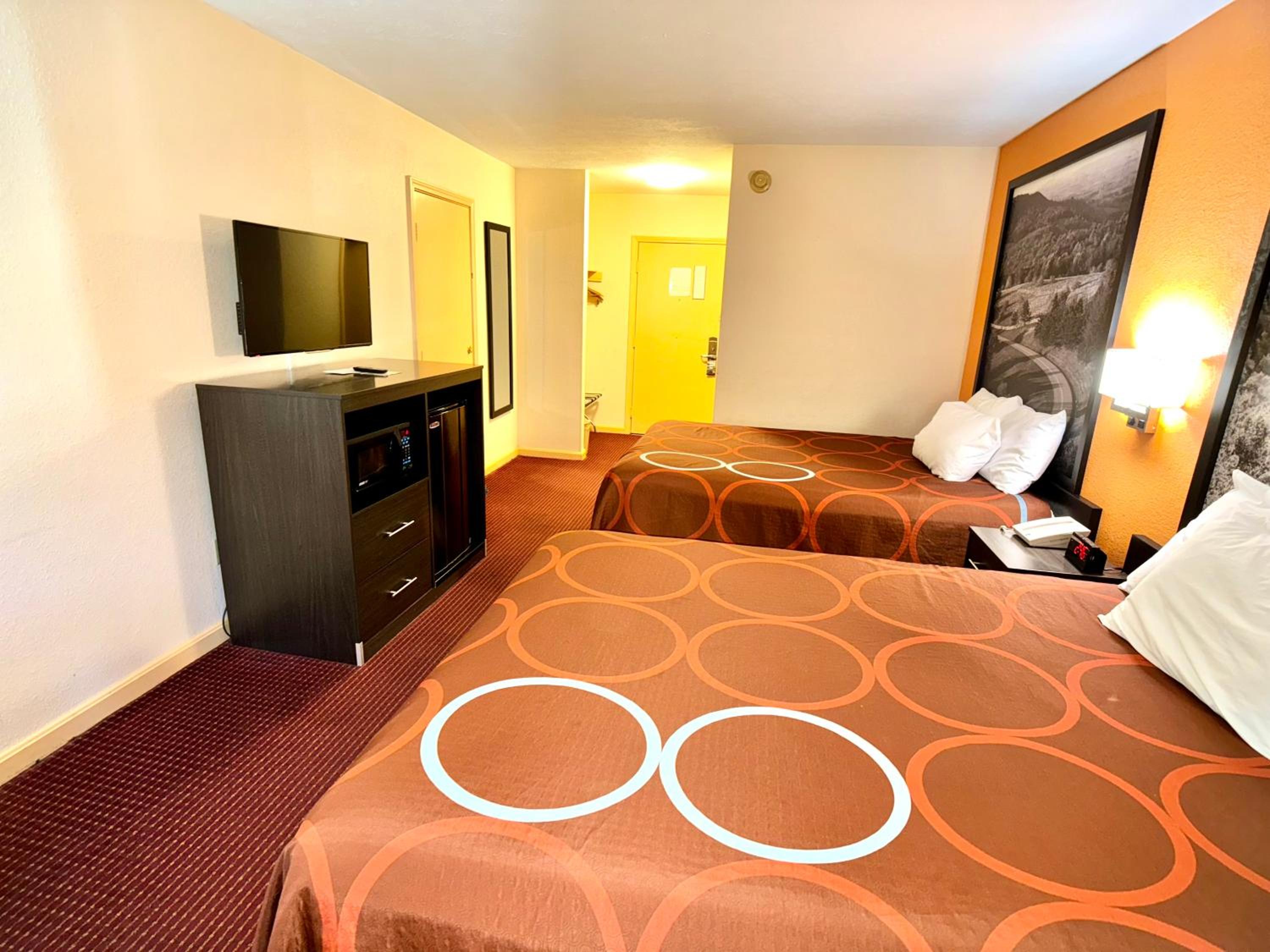 Queen Room with Two Queen Beds - Non-Smoking - Photo 1