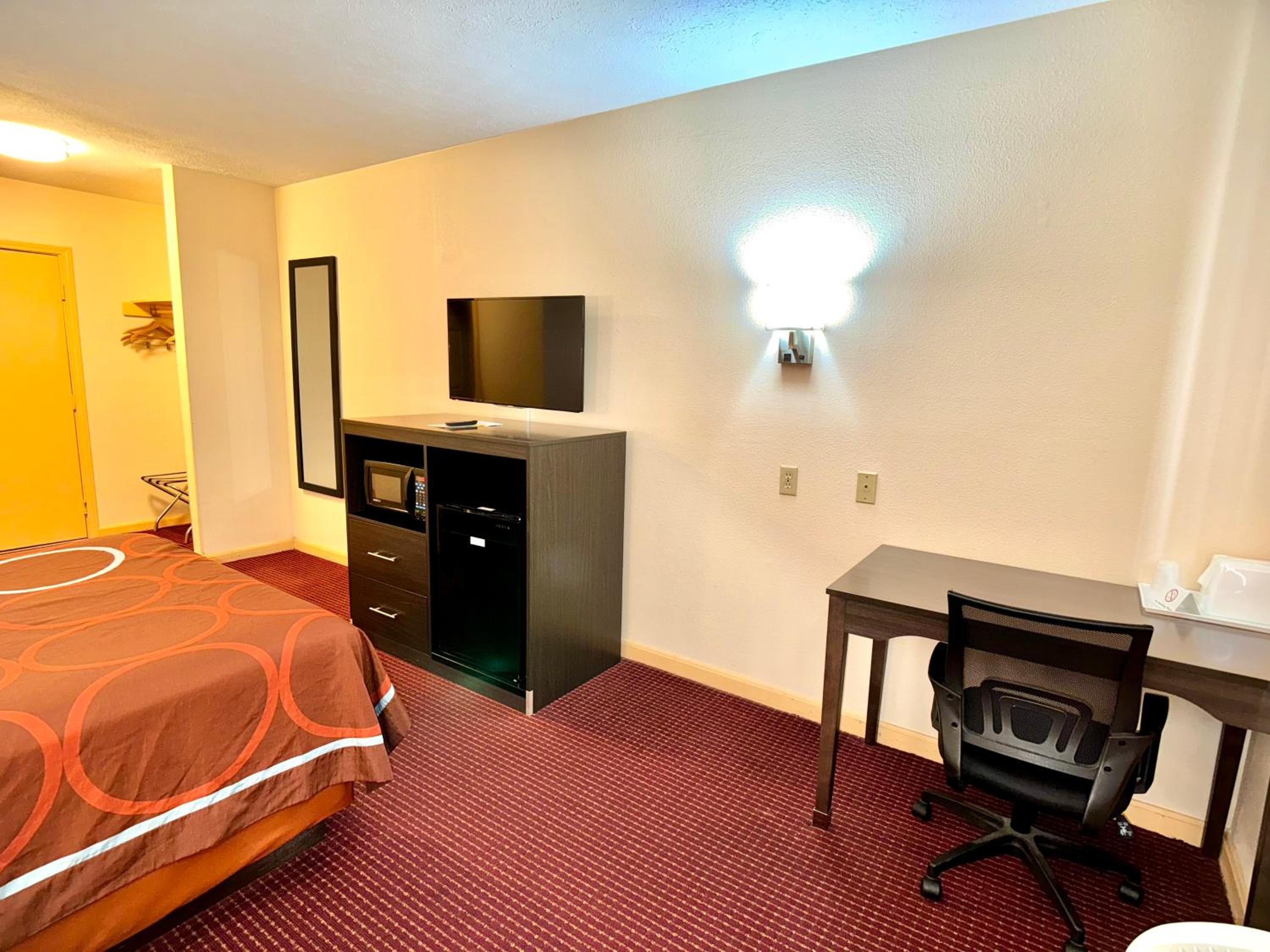 Queen Room - Non-Smoking - Photo 2