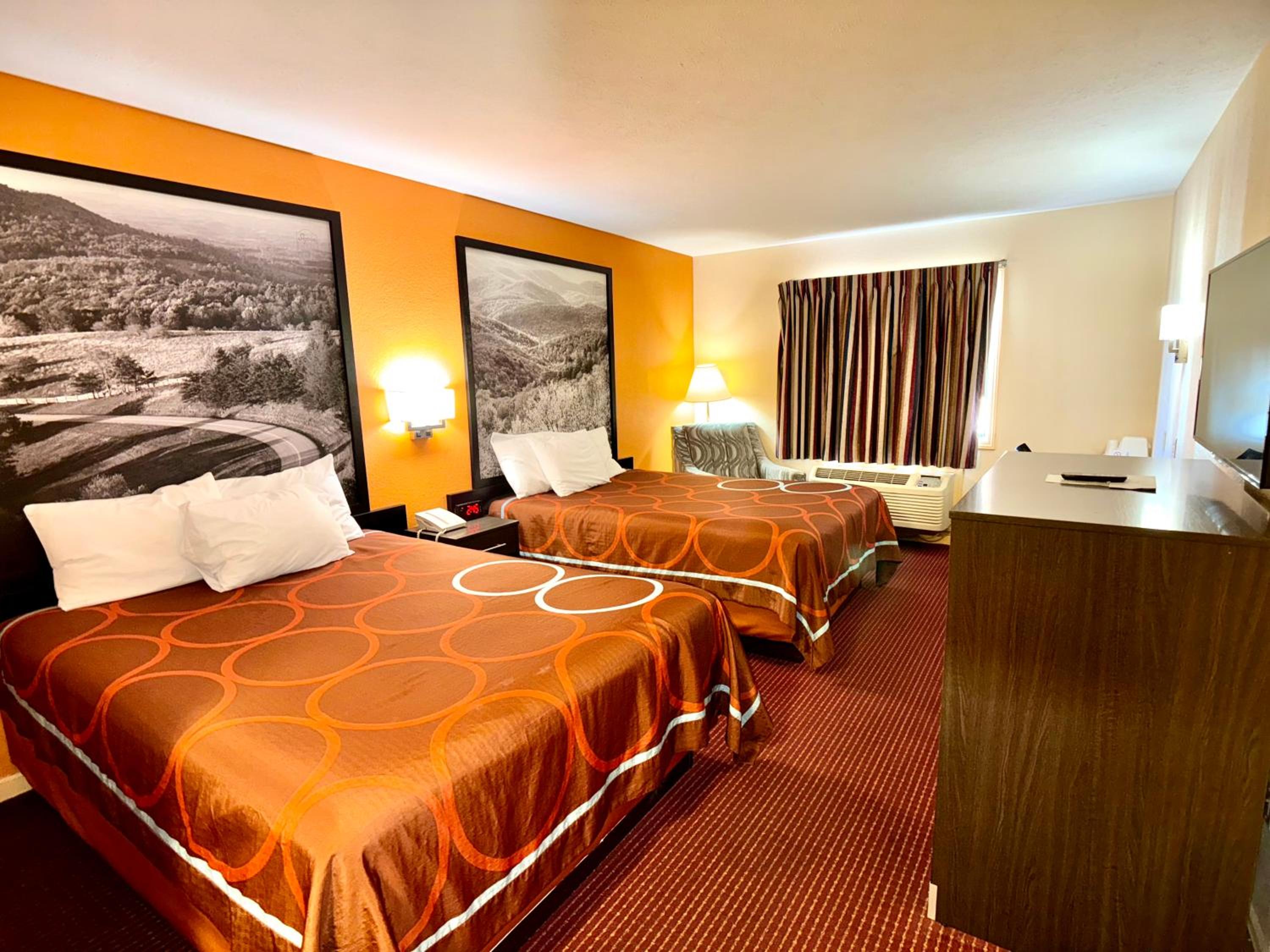 Queen Room with Two Queen Beds - Non-Smoking - Photo 4