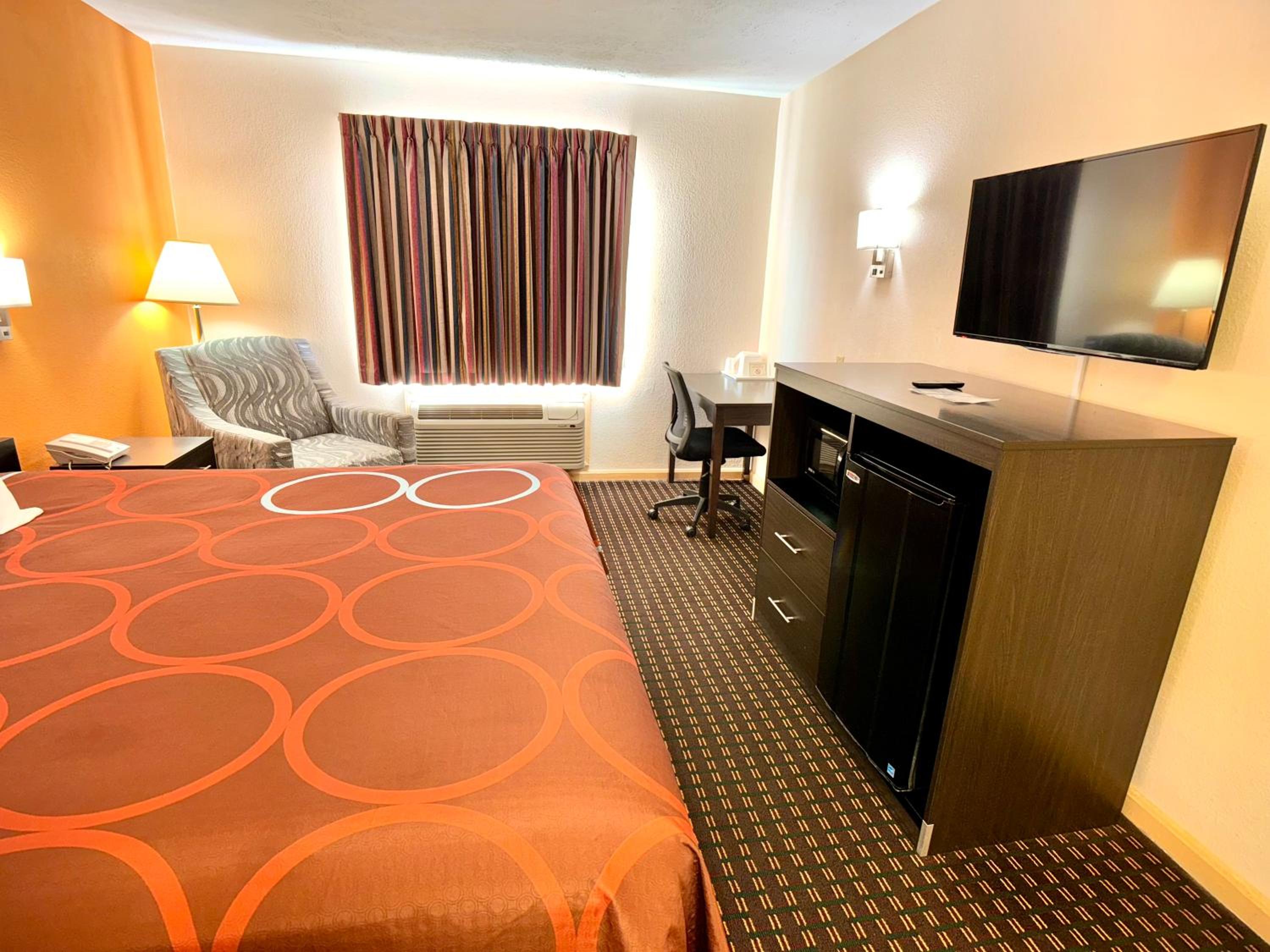 King Room - Non-Smoking - Photo 4