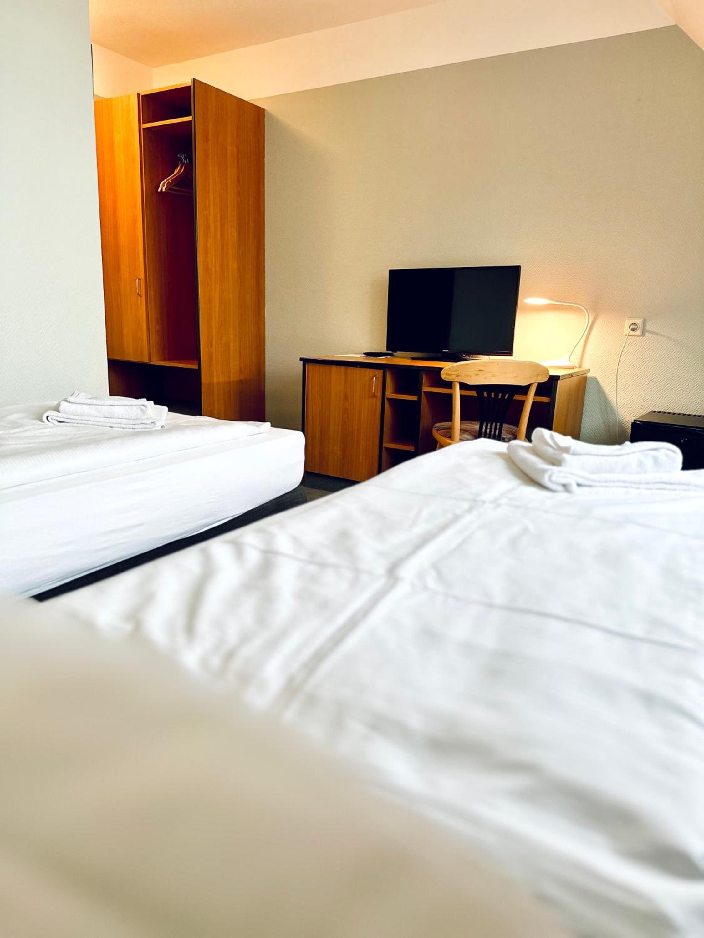 Twin Room - Photo 3