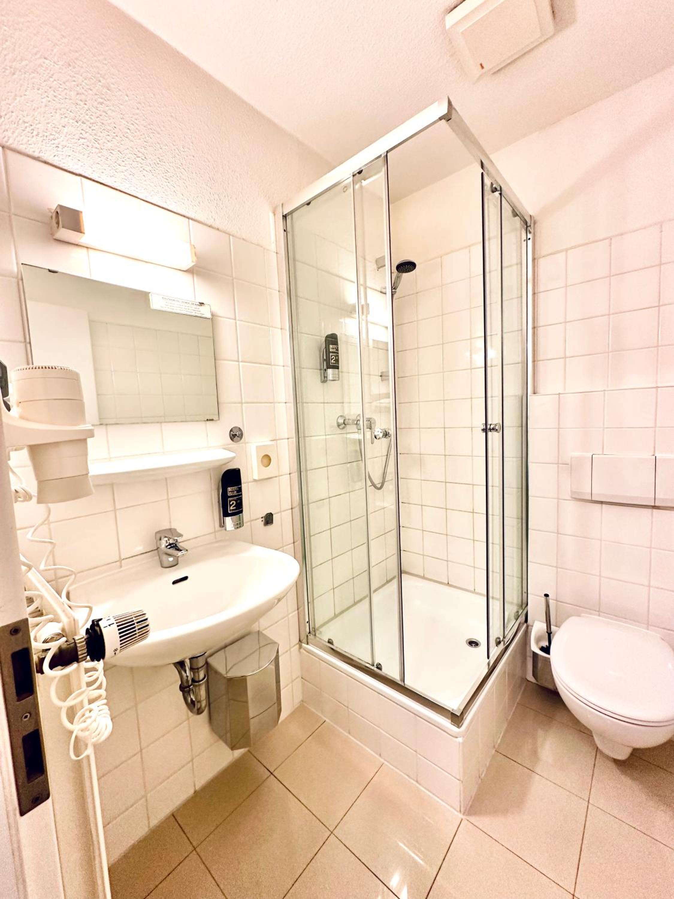 Twin Room - Photo 5