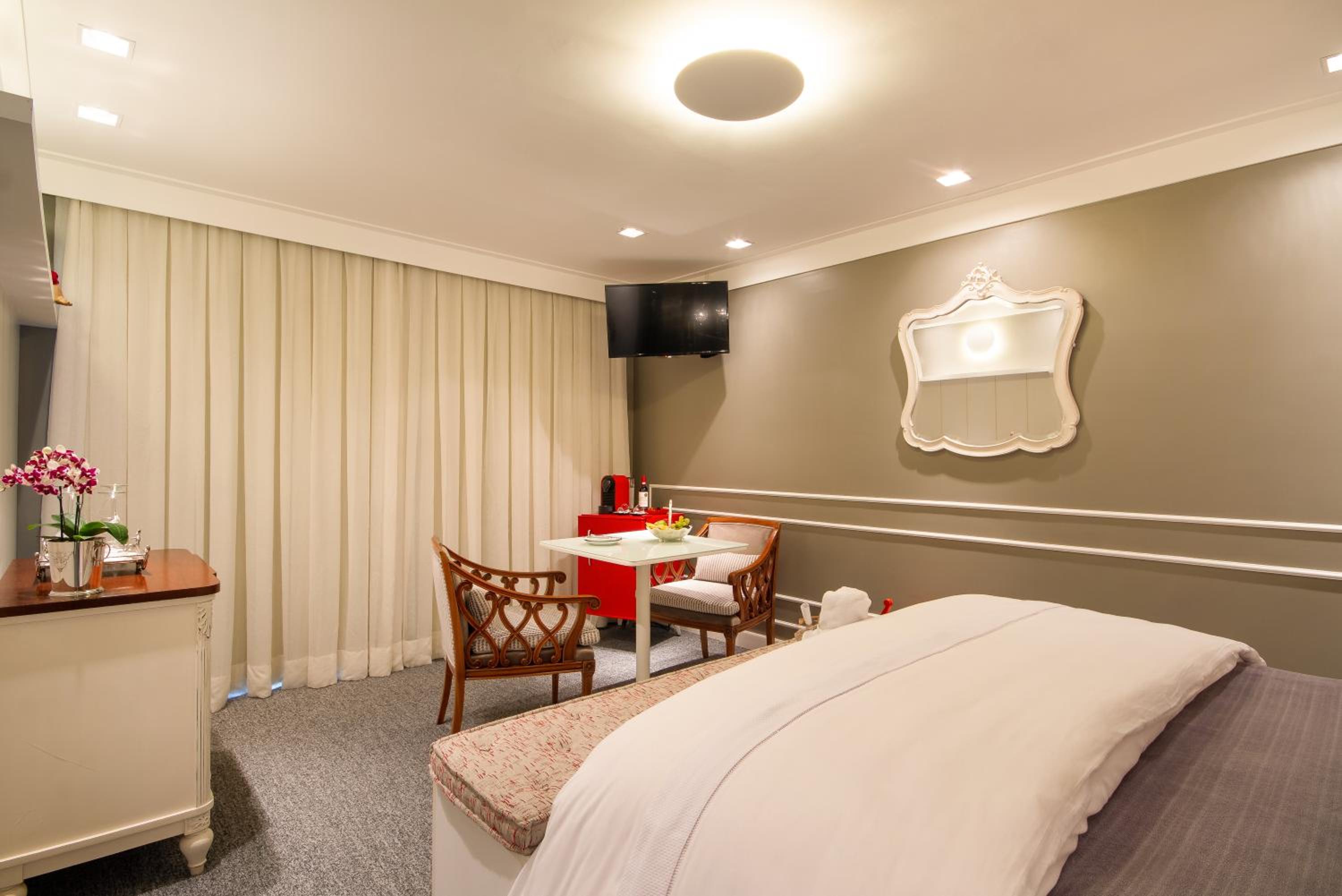 Deluxe Queen Suite photo 3