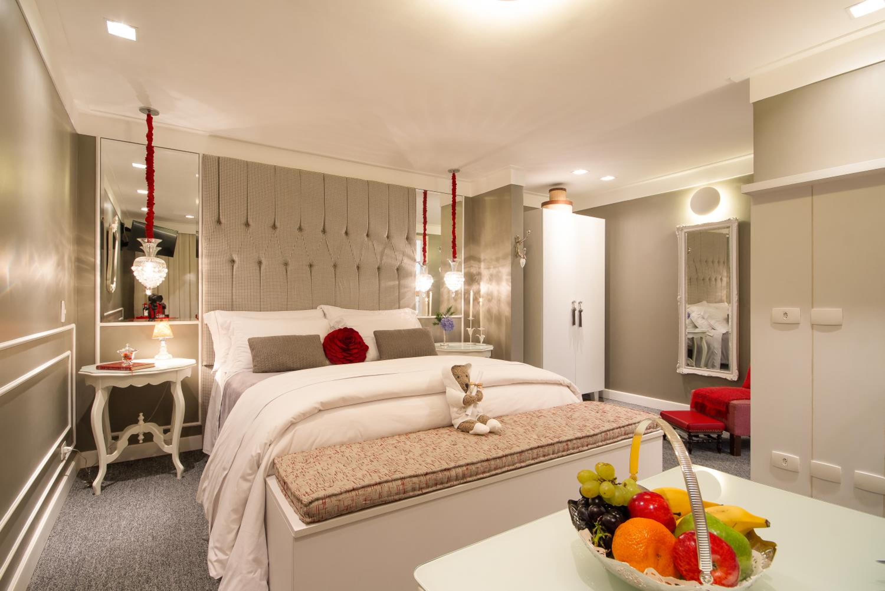 Deluxe Queen Suite