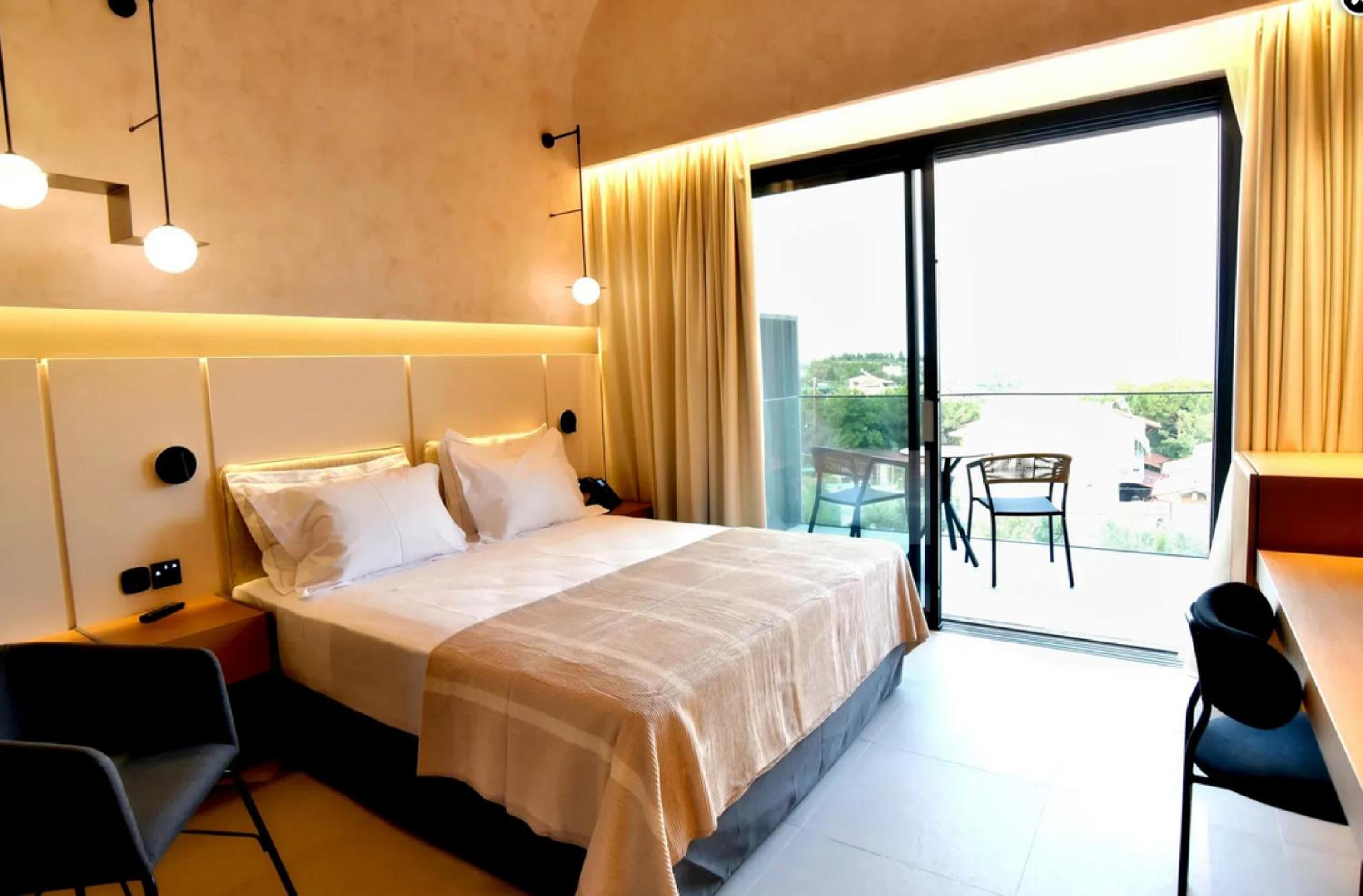 Deluxe Double Room with Side Sea View photo 2