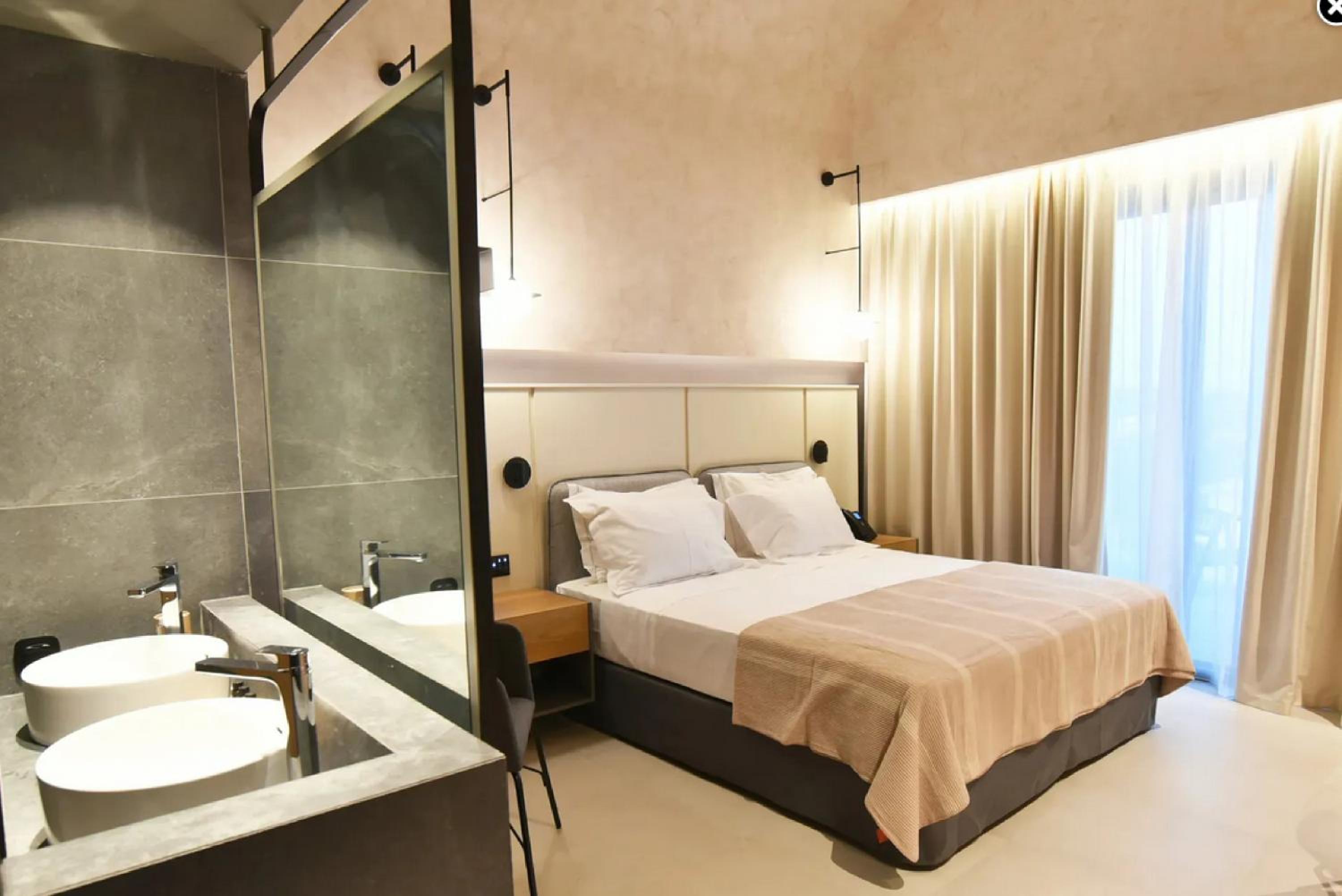 Deluxe Double Room with Side Sea View photo 3