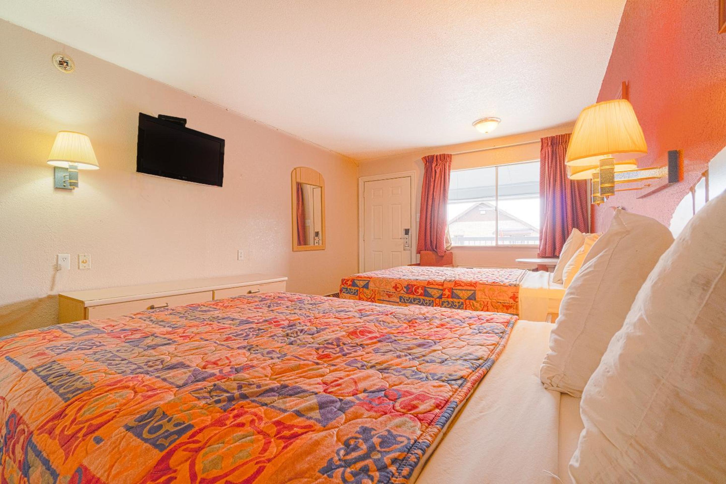 King Bed Non-Smoking - Photo 6