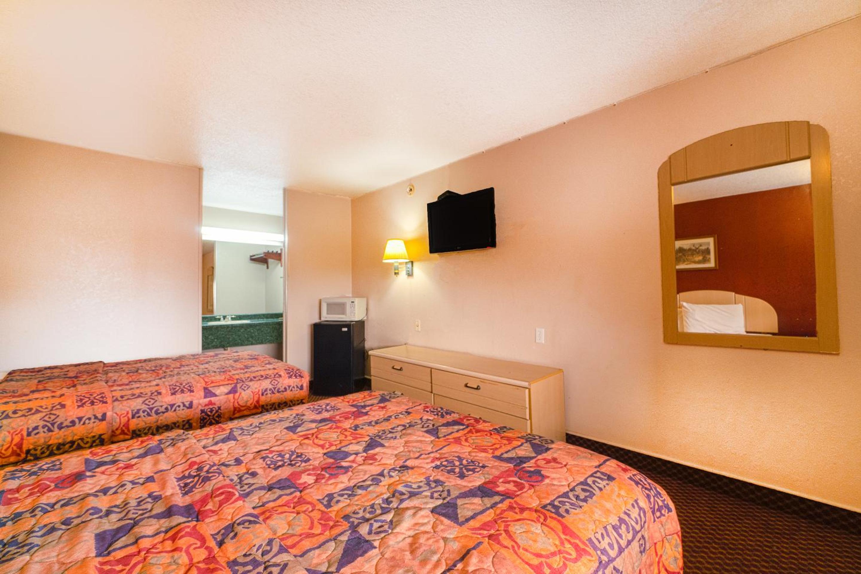 King Bed Non-Smoking - Photo 8