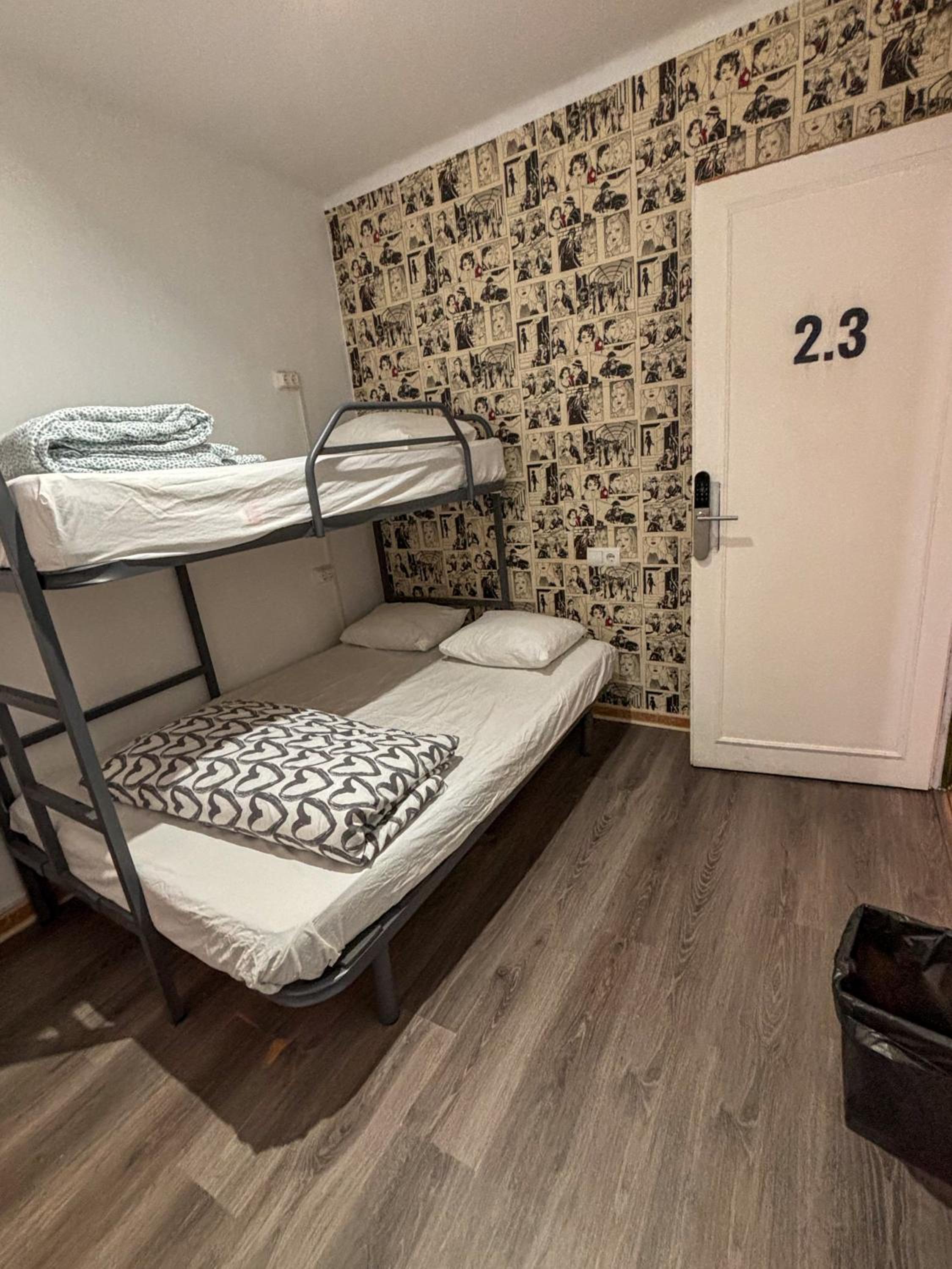 Basic Triple Room with Shared Bathroom photo 2