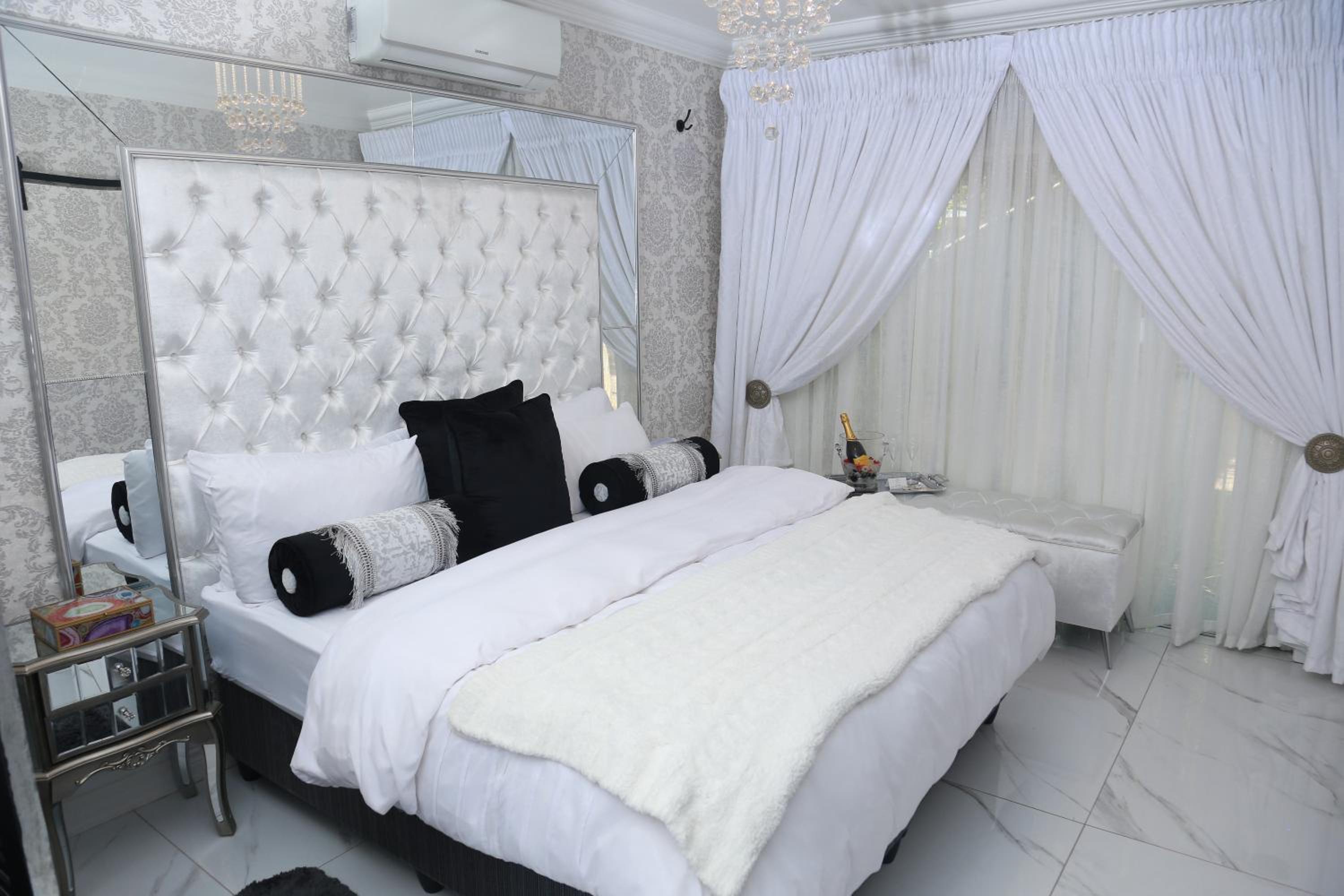 Deluxe King Suite
