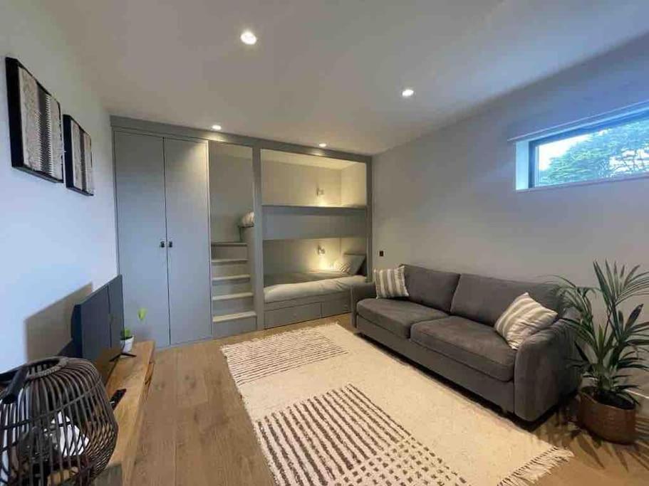 Four-Bedroom House photo 2