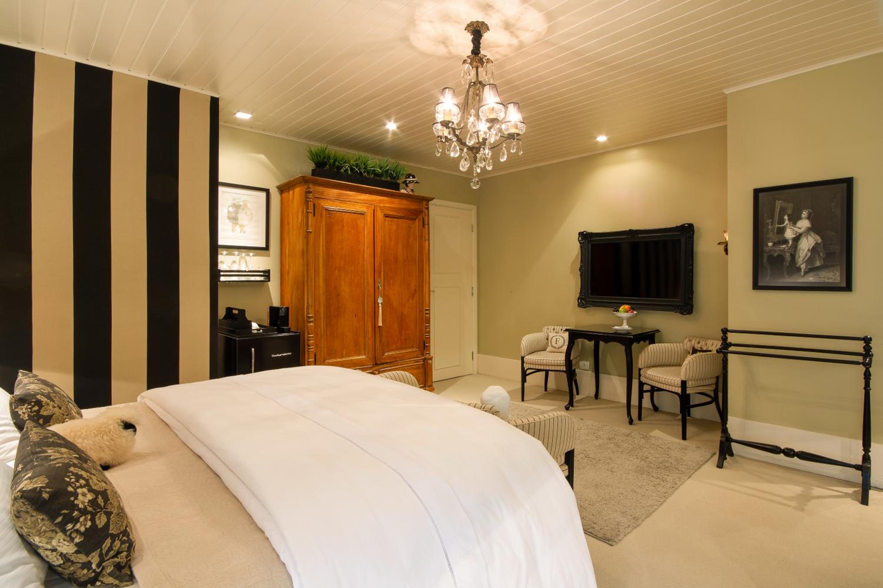 Deluxe Suite with Spa Bath photo 3