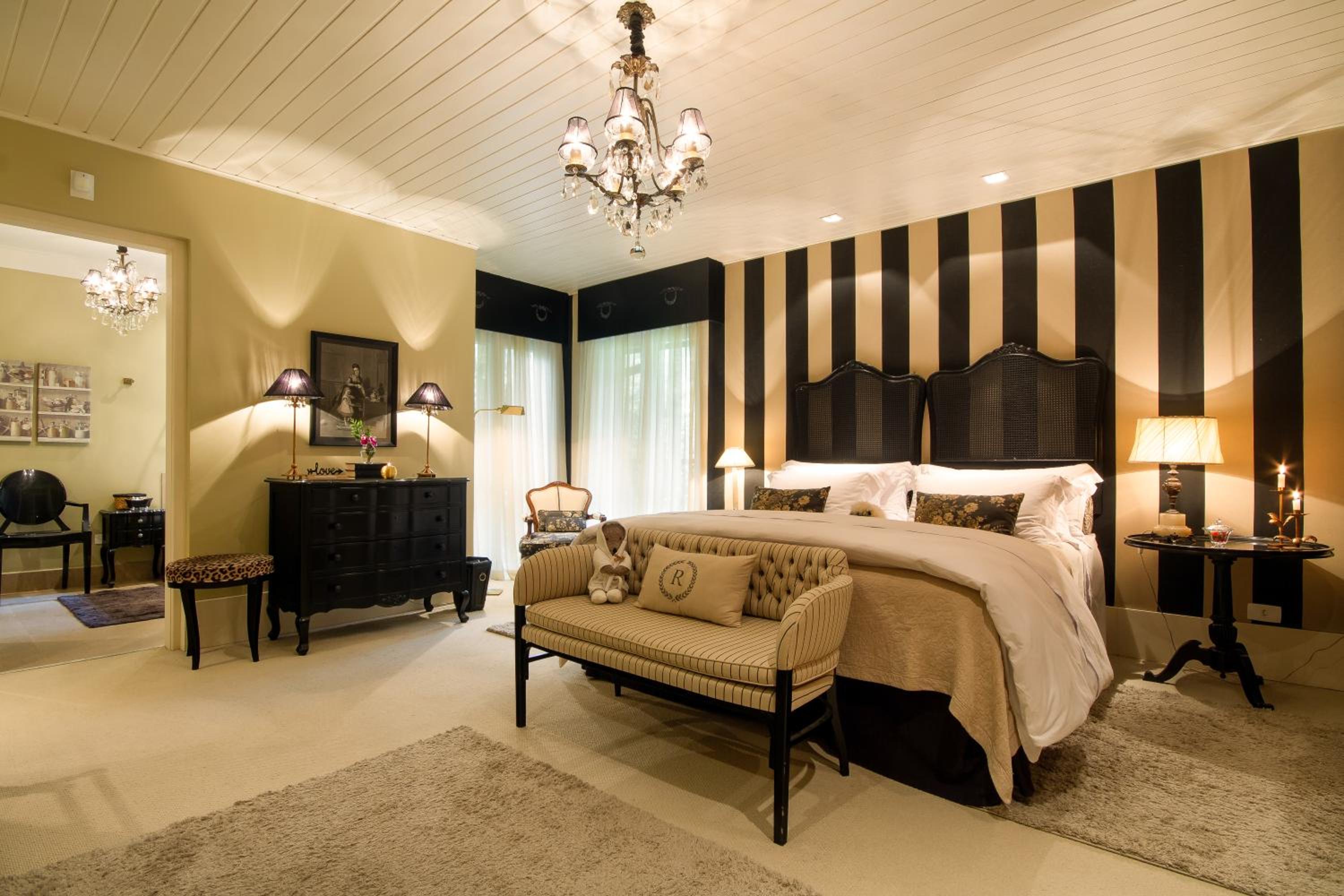 Deluxe Suite with Spa Bath photo 2