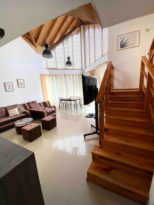Five-Bedroom House photo 1