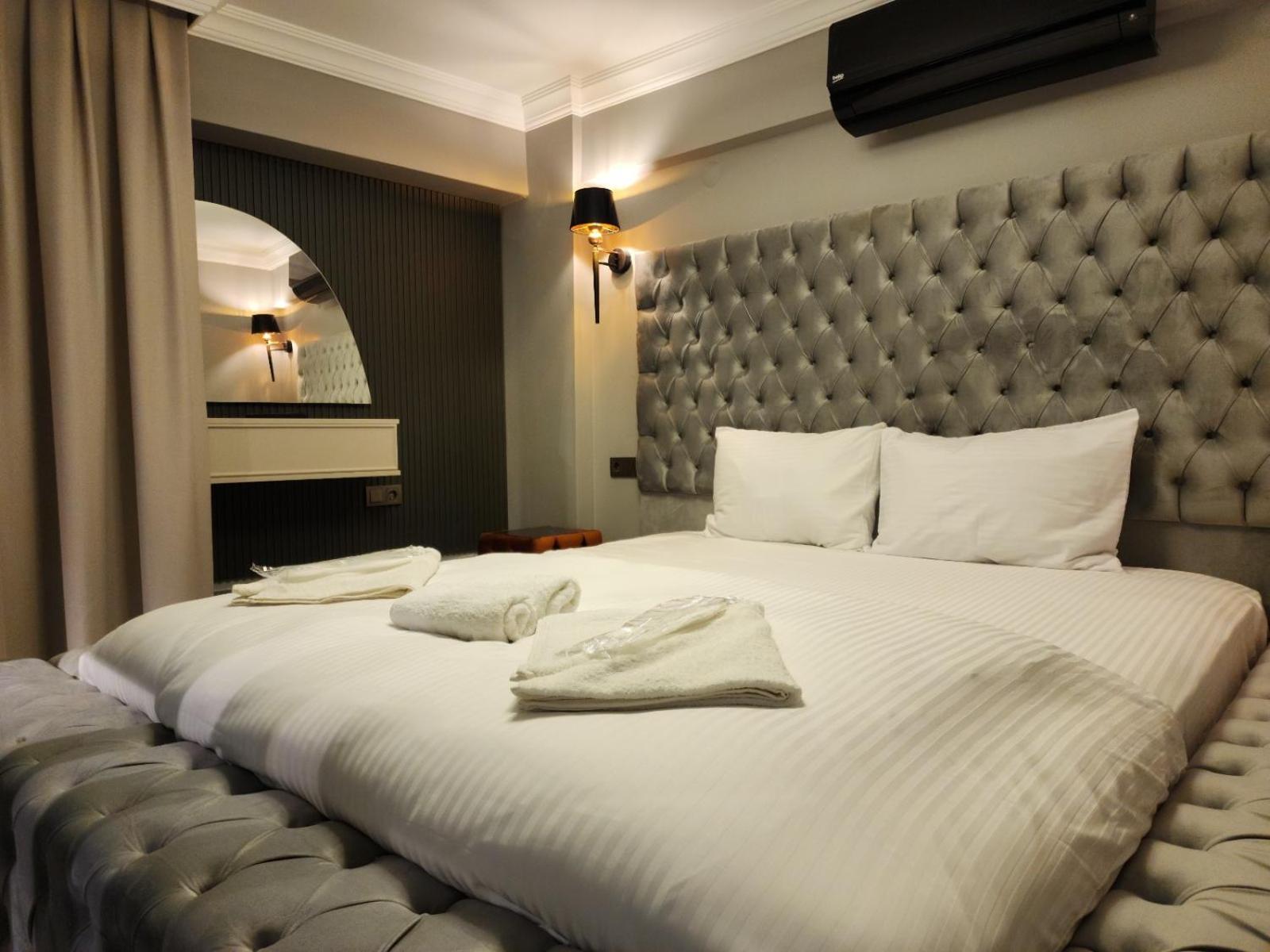 Queen Room with Balcony photo 1