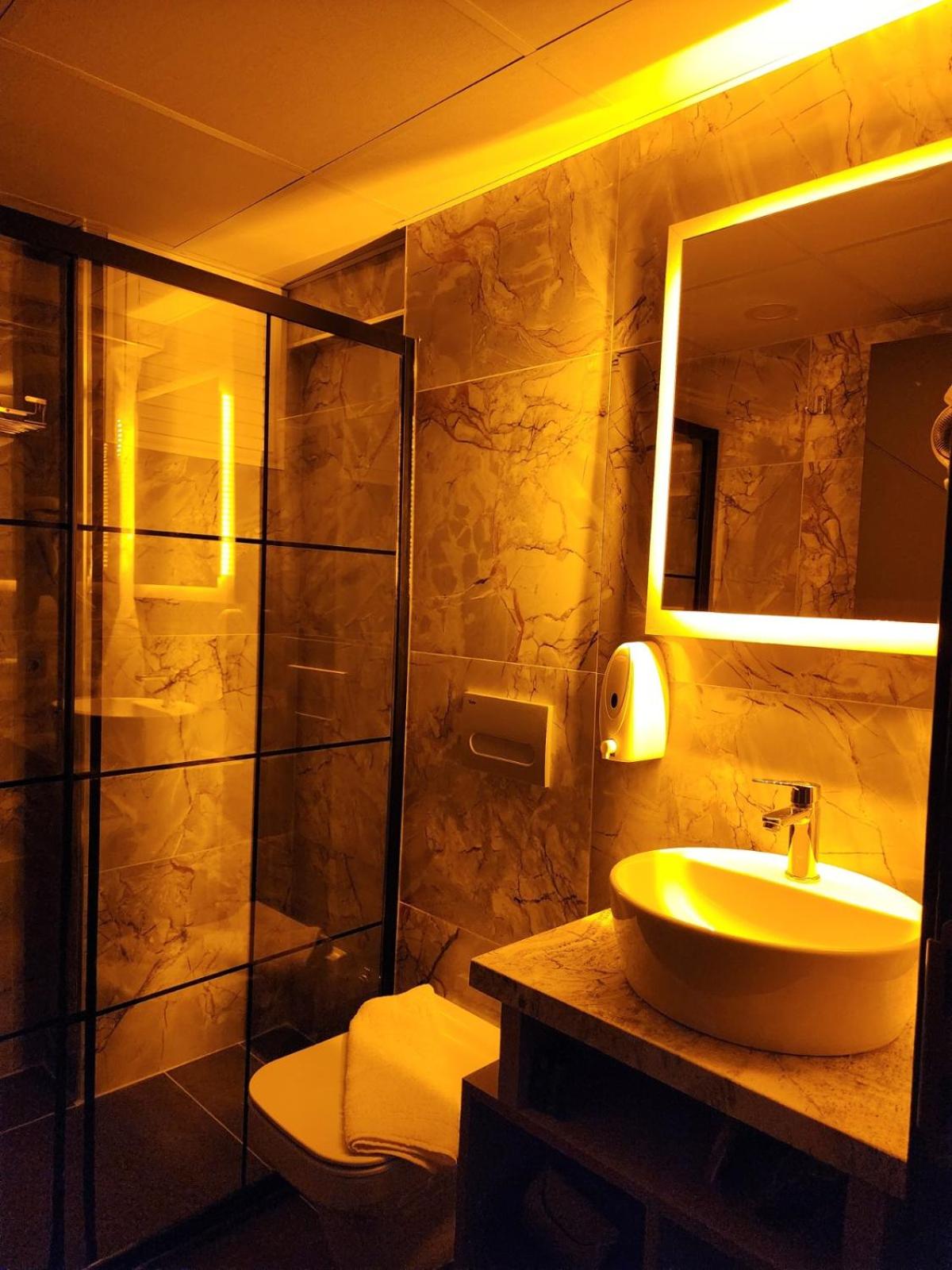 Queen Room with Balcony photo 2