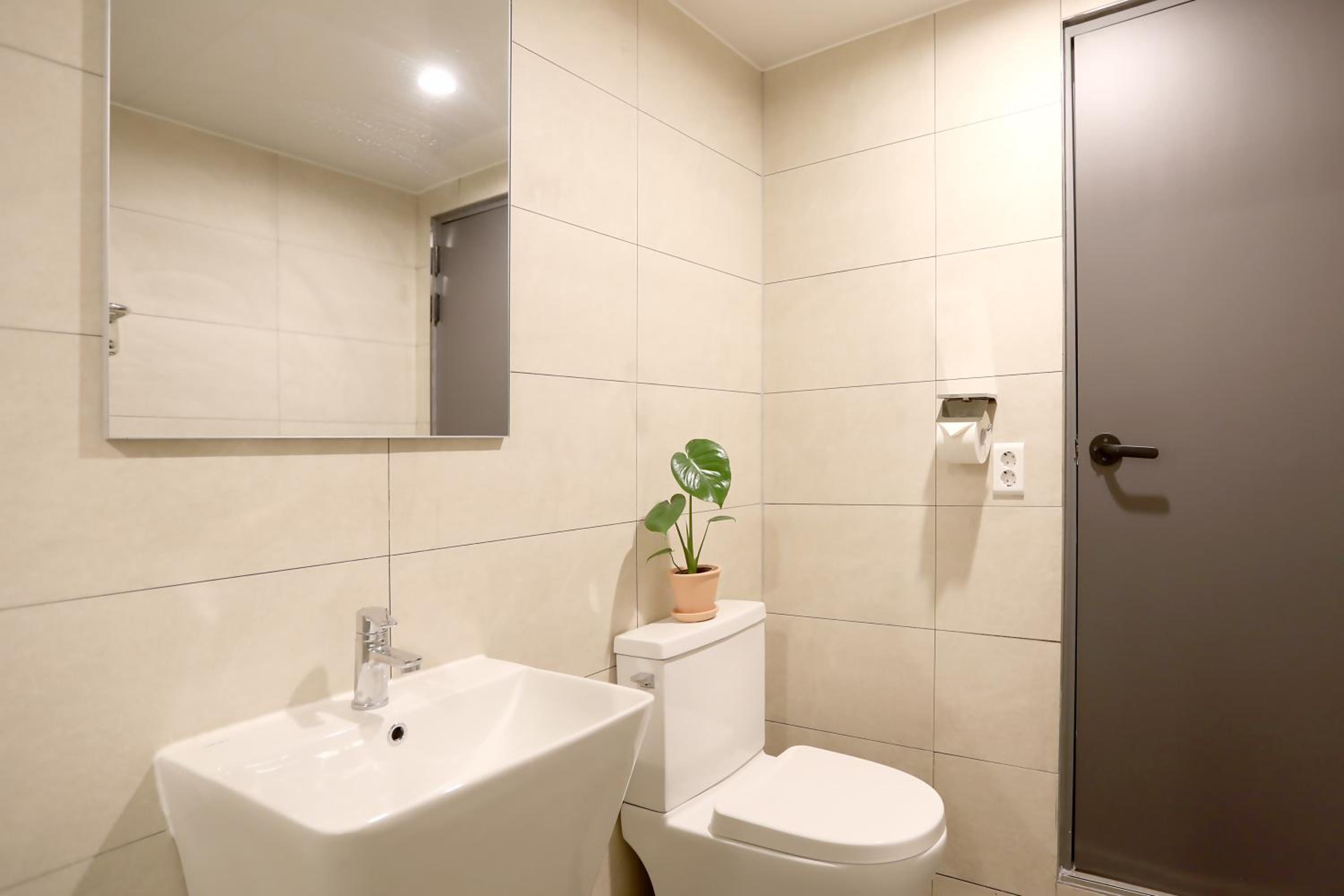 Queen Suite - Photo 10