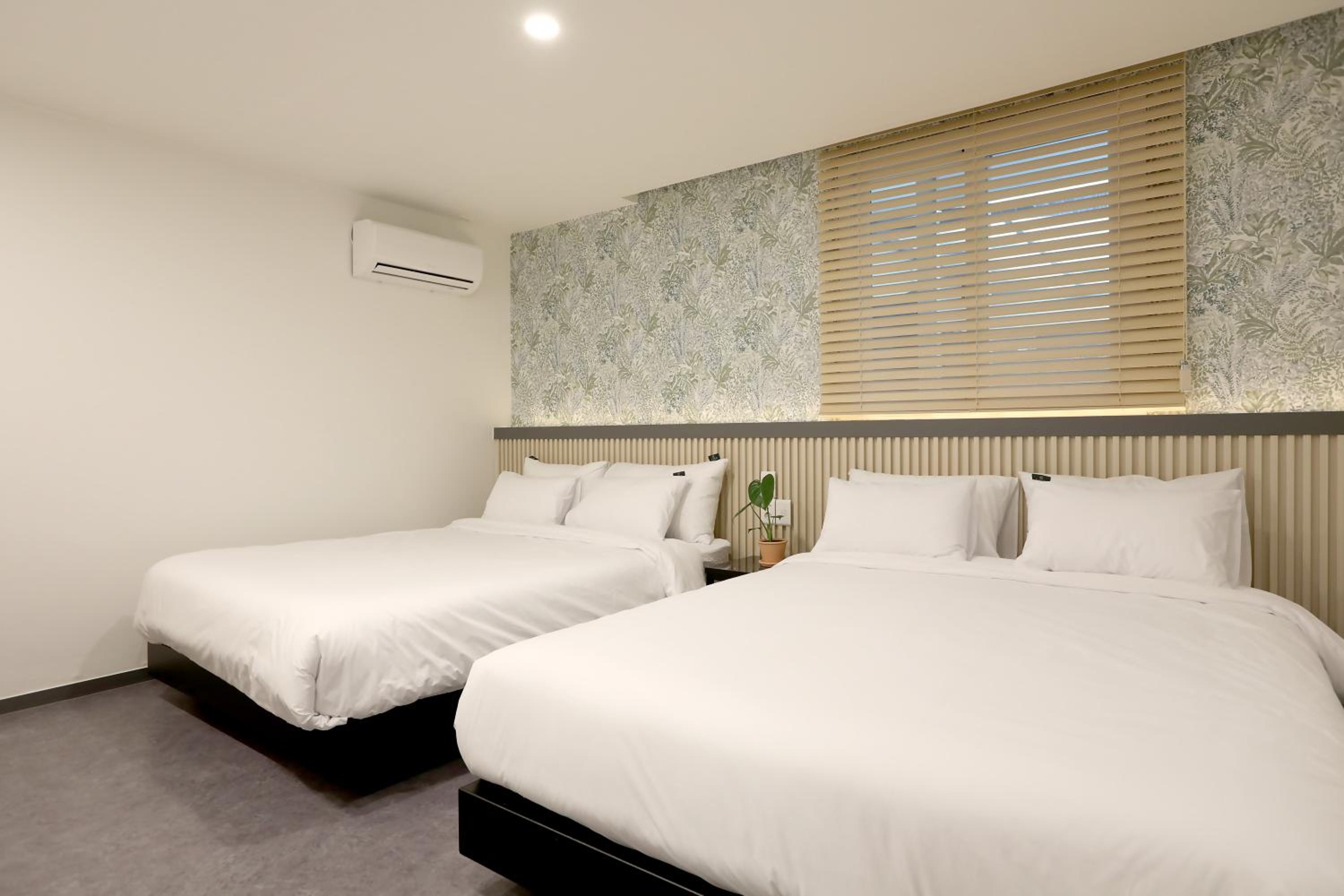 Queen Suite - Photo 3