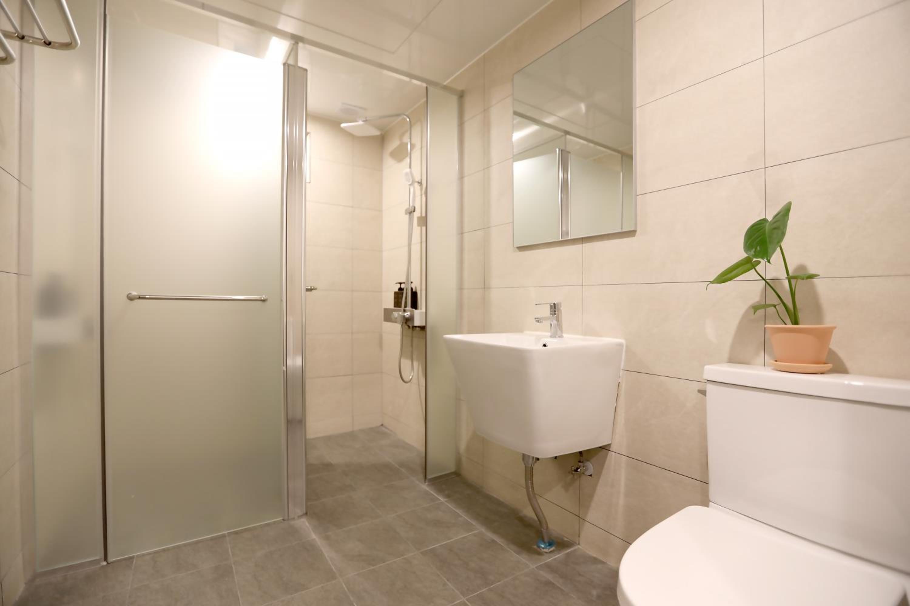 Queen Suite - Photo 9
