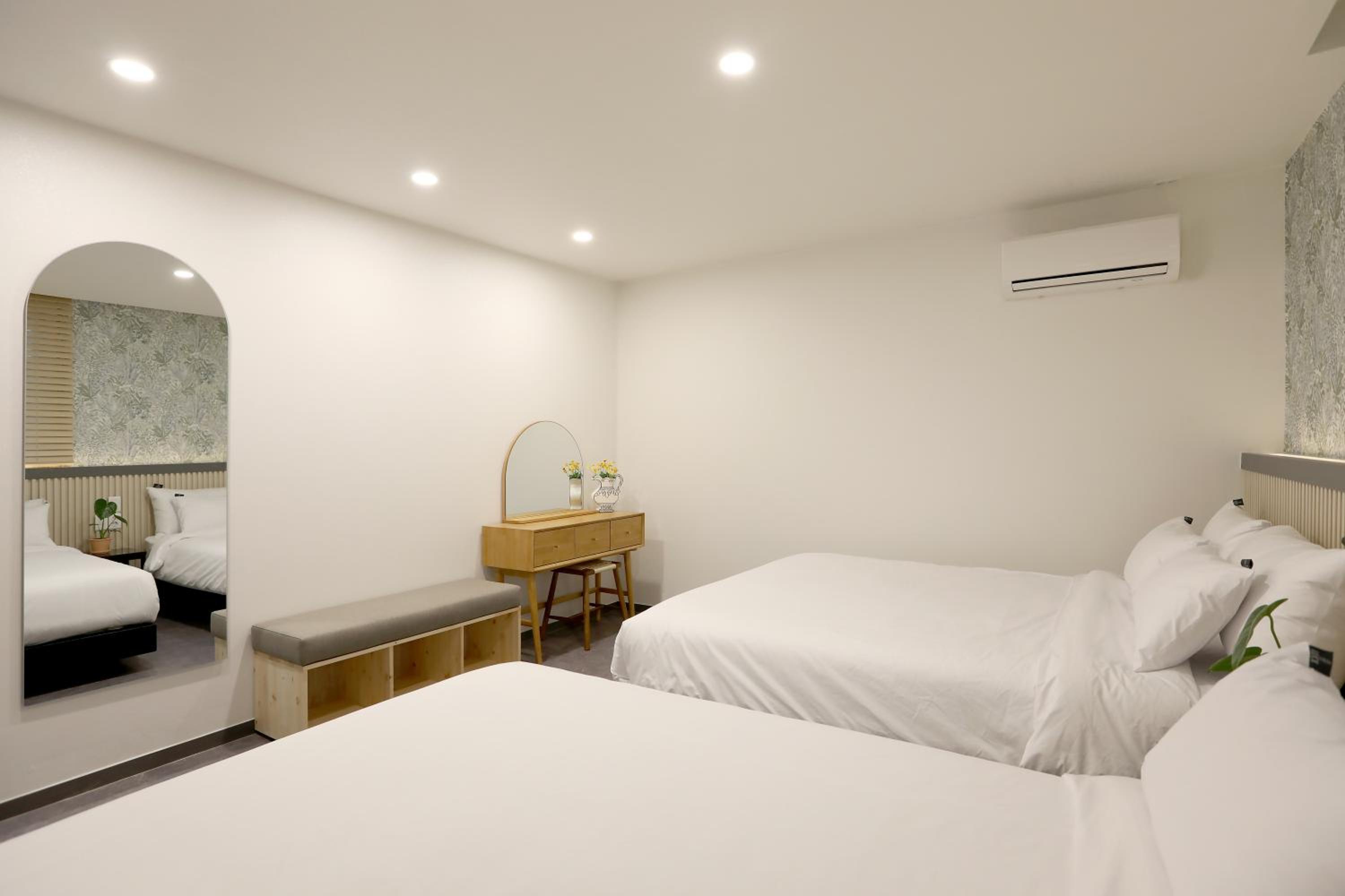 Queen Suite - Photo 12