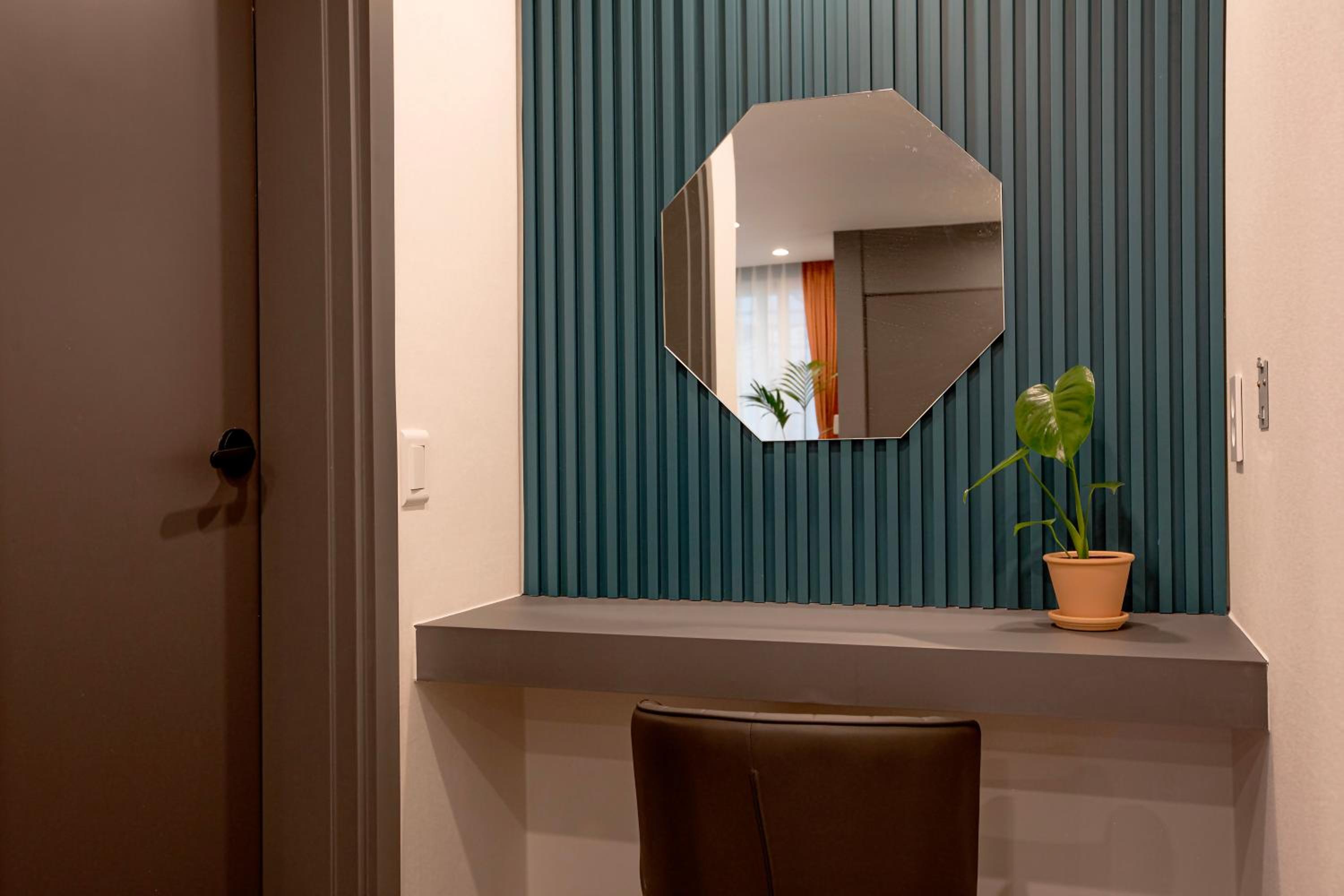 Queen Suite - Photo 11