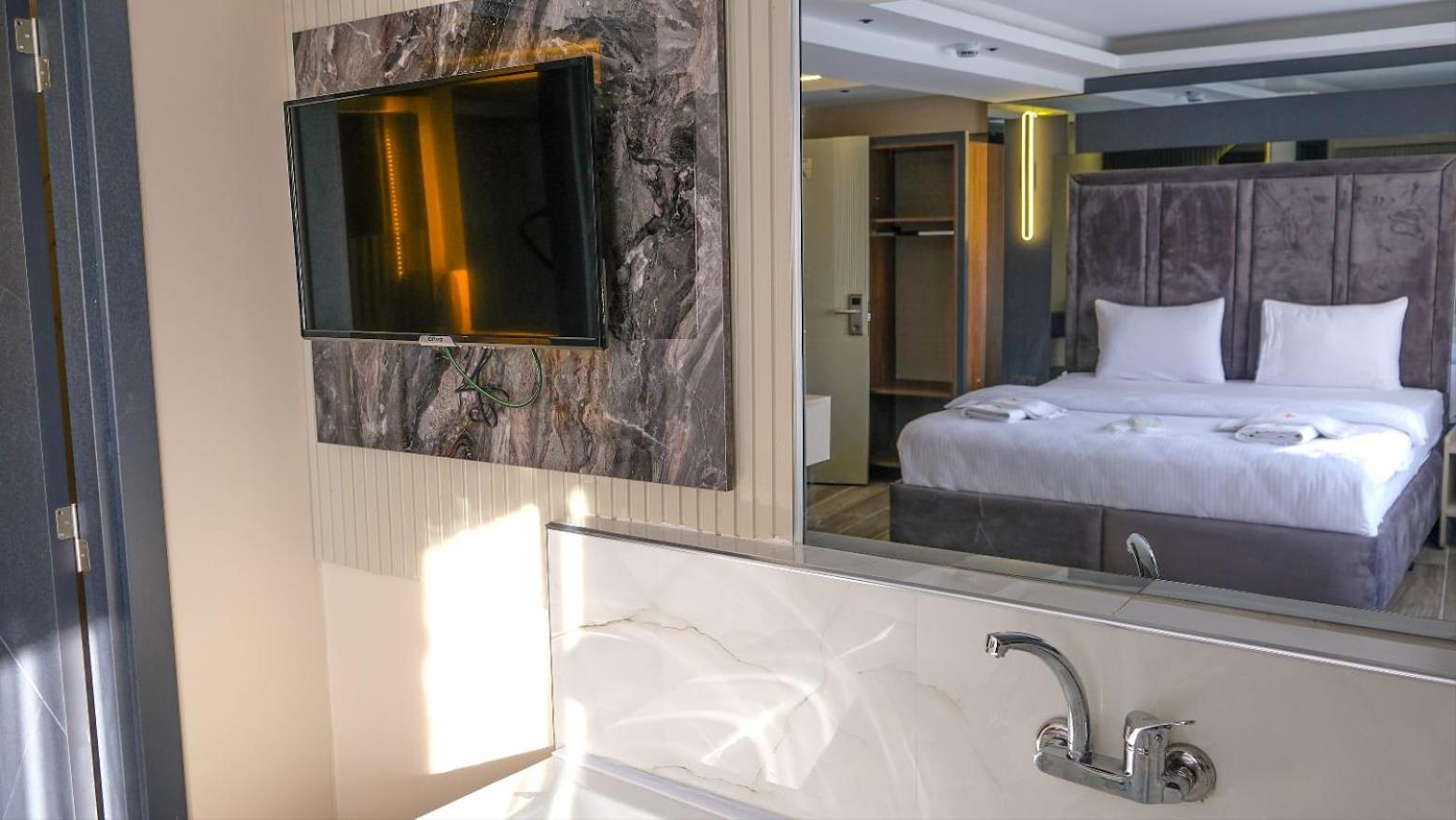 Suite with Hot Tub photo 2