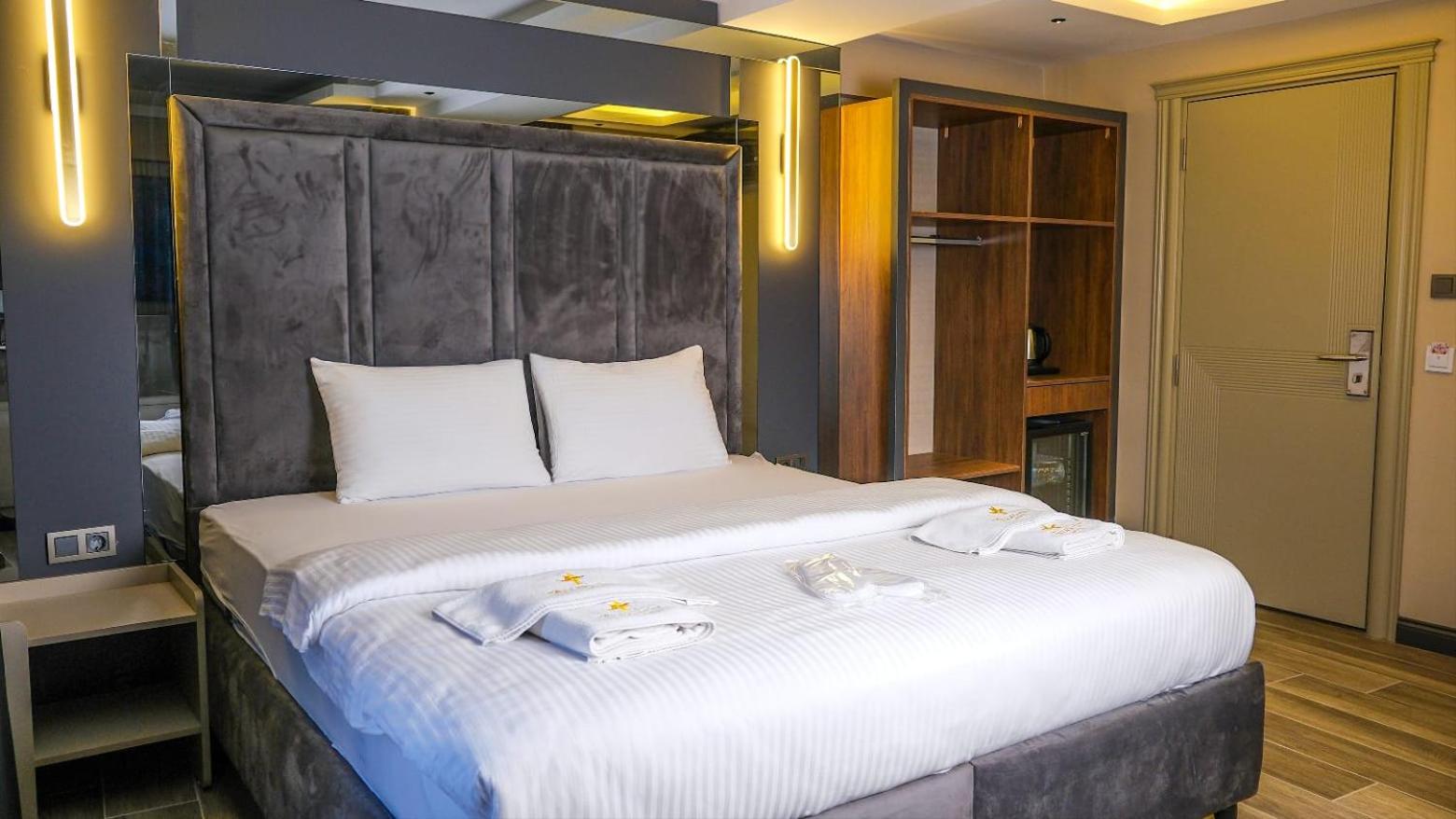 Suite with Hot Tub photo 1