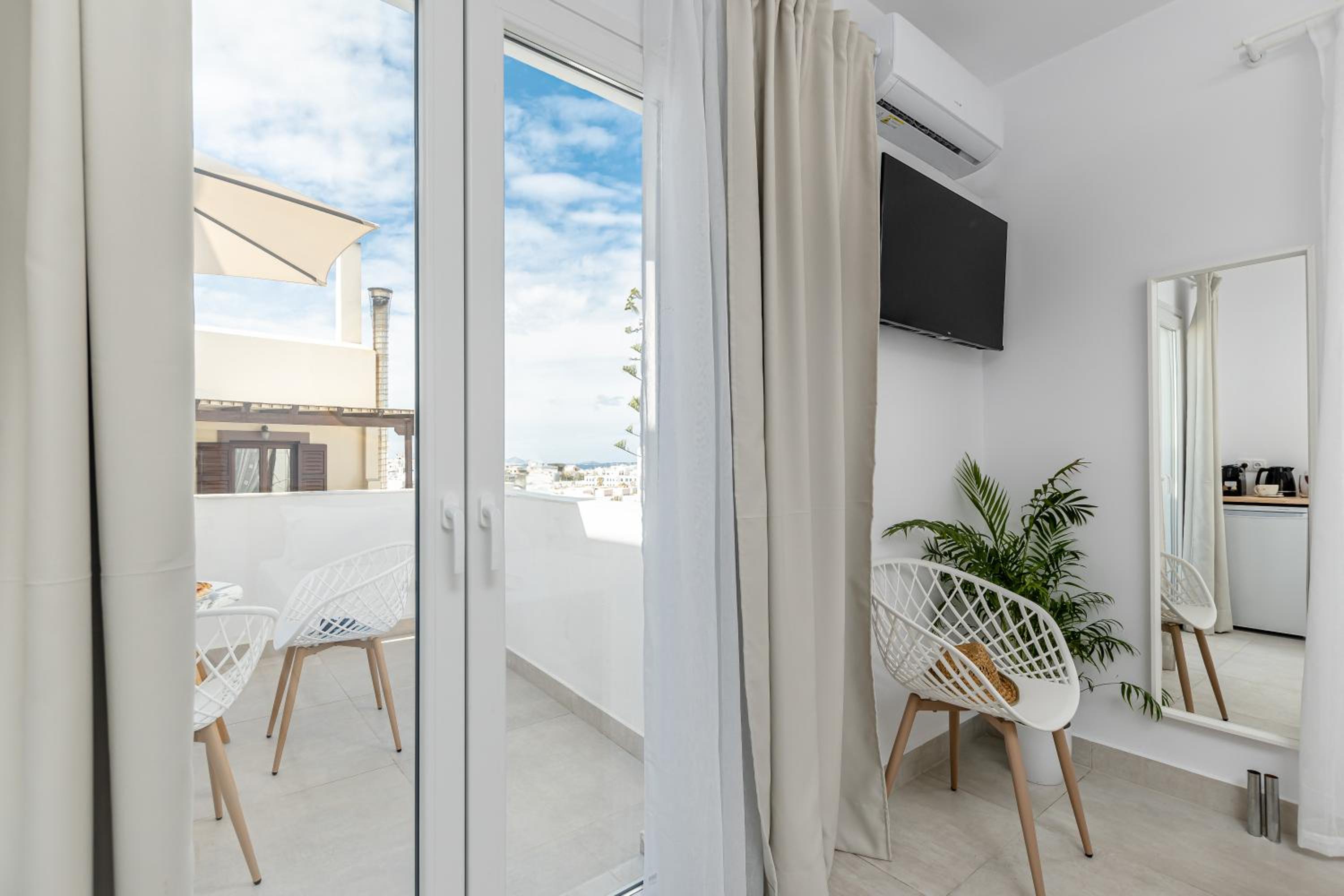 Deluxe Double Room with Balcony photo 2