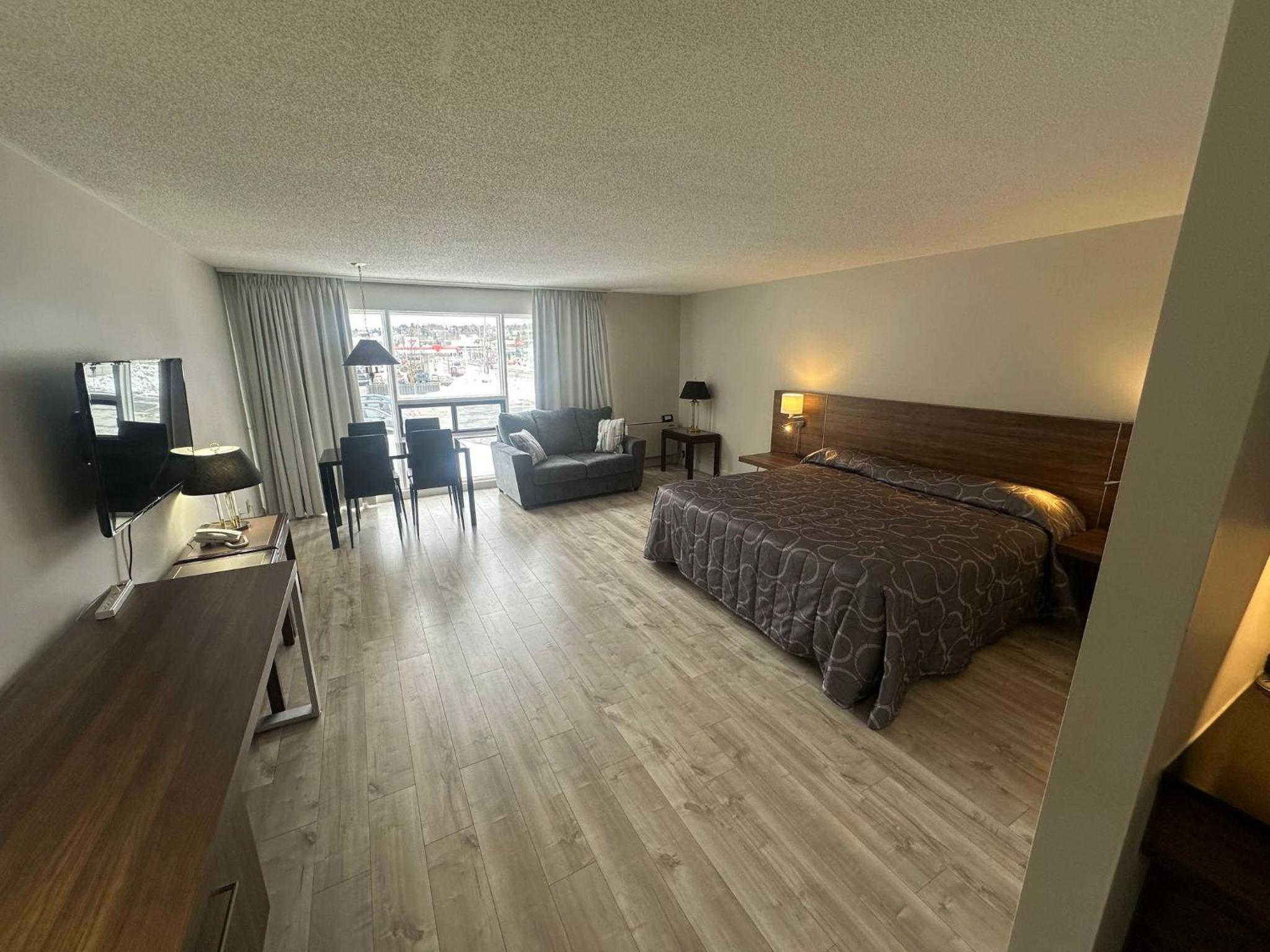 Deluxe Room (2 Adults + 1 Child)