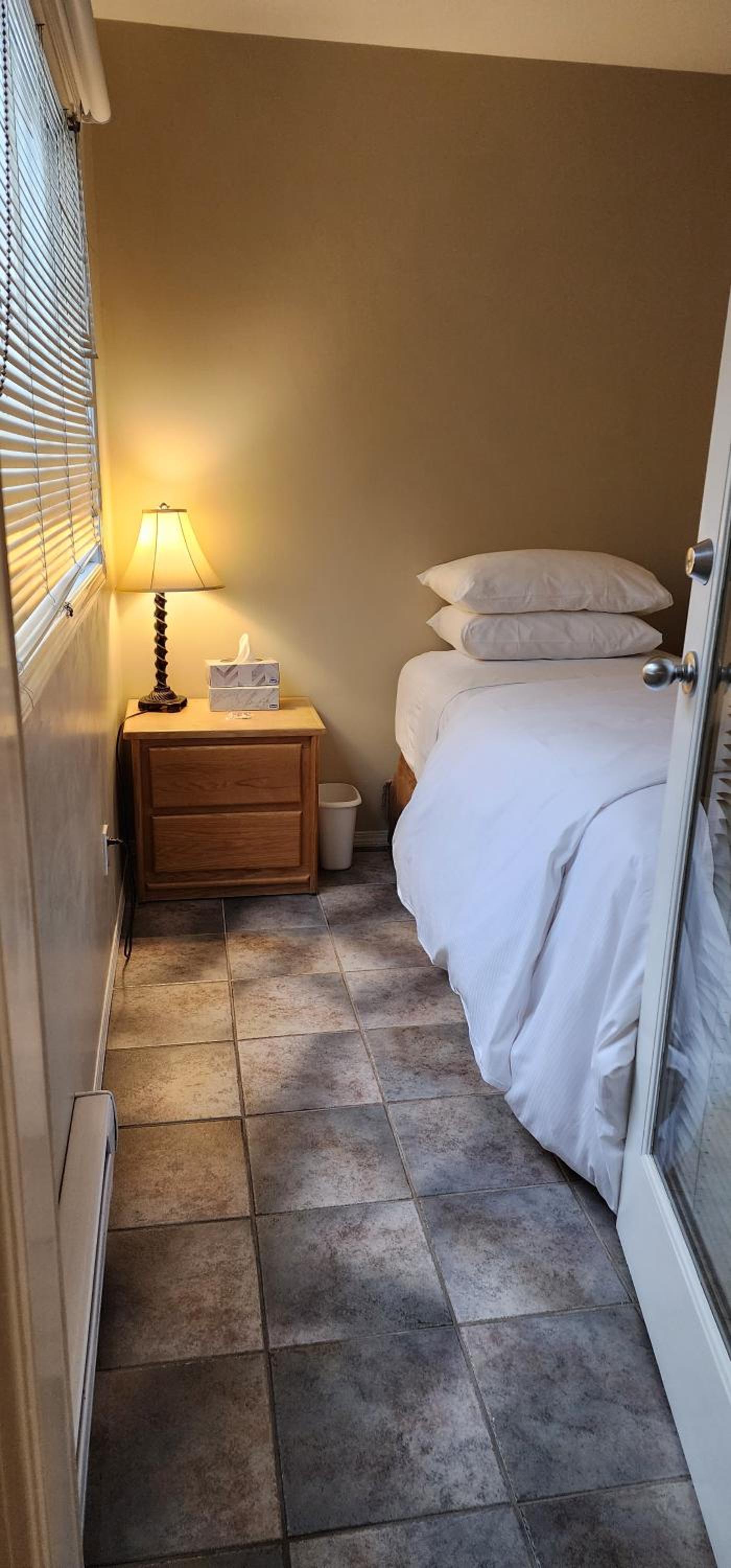 One Bedroom and Den Robson photo 2
