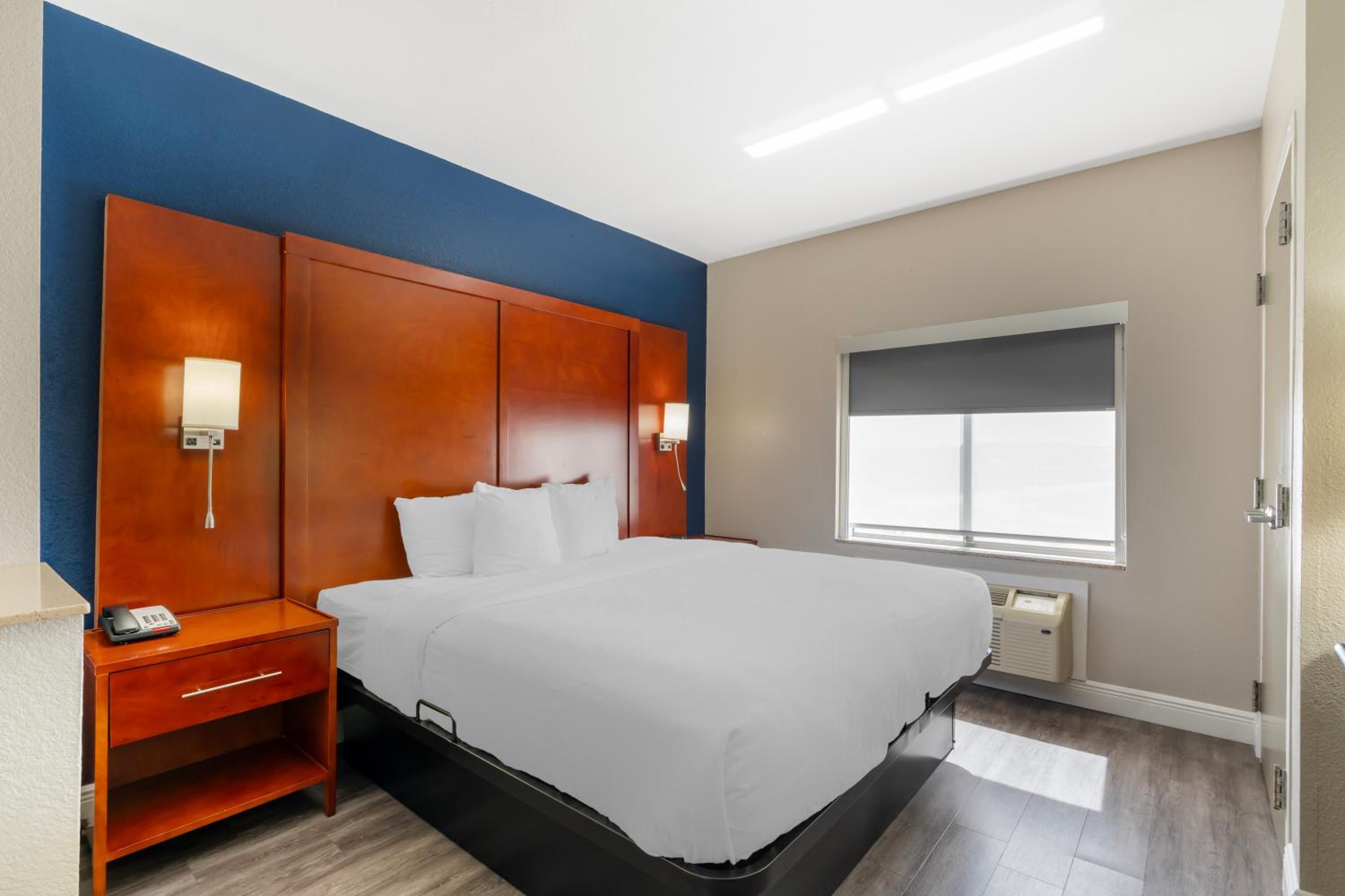 King Suite - Non-Smoking - Photo 8