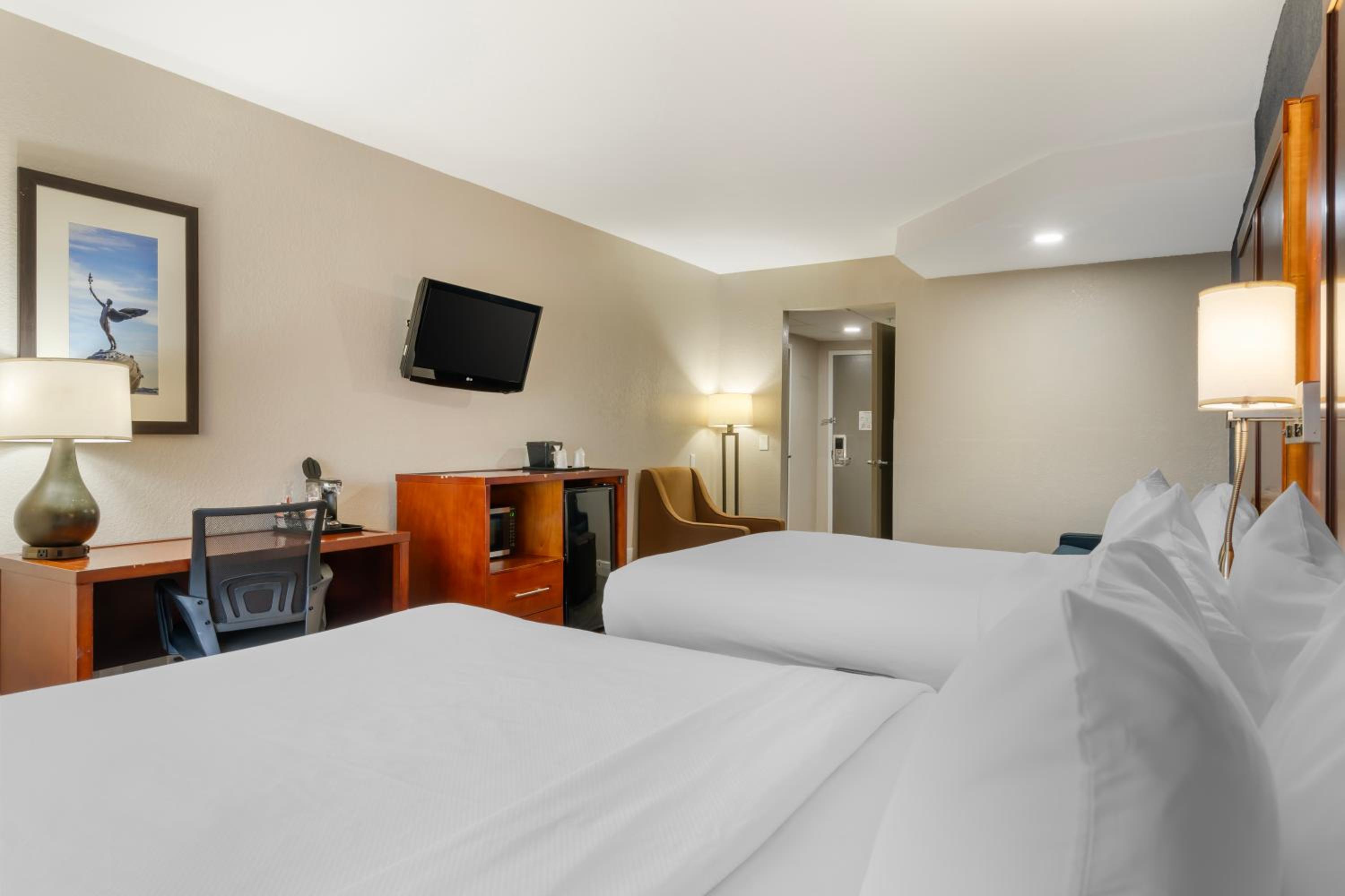 Queen Suite with Two Queen Beds - Non-Smoking - Photo 6