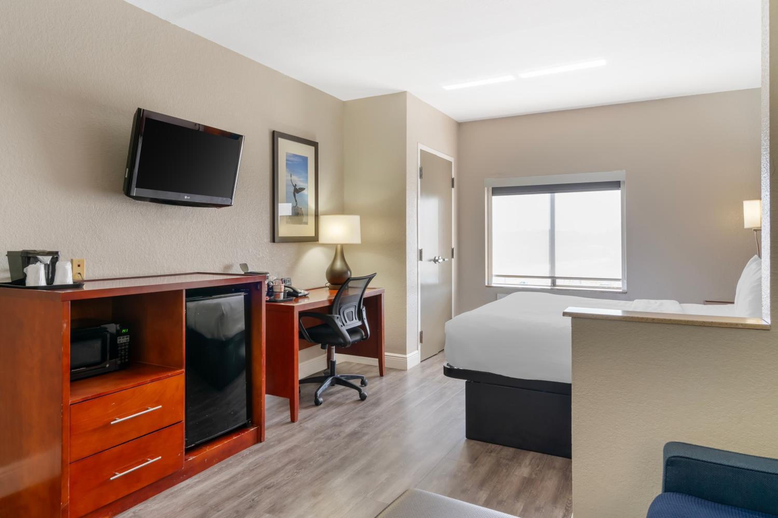 King Suite - Non-Smoking - Photo 3